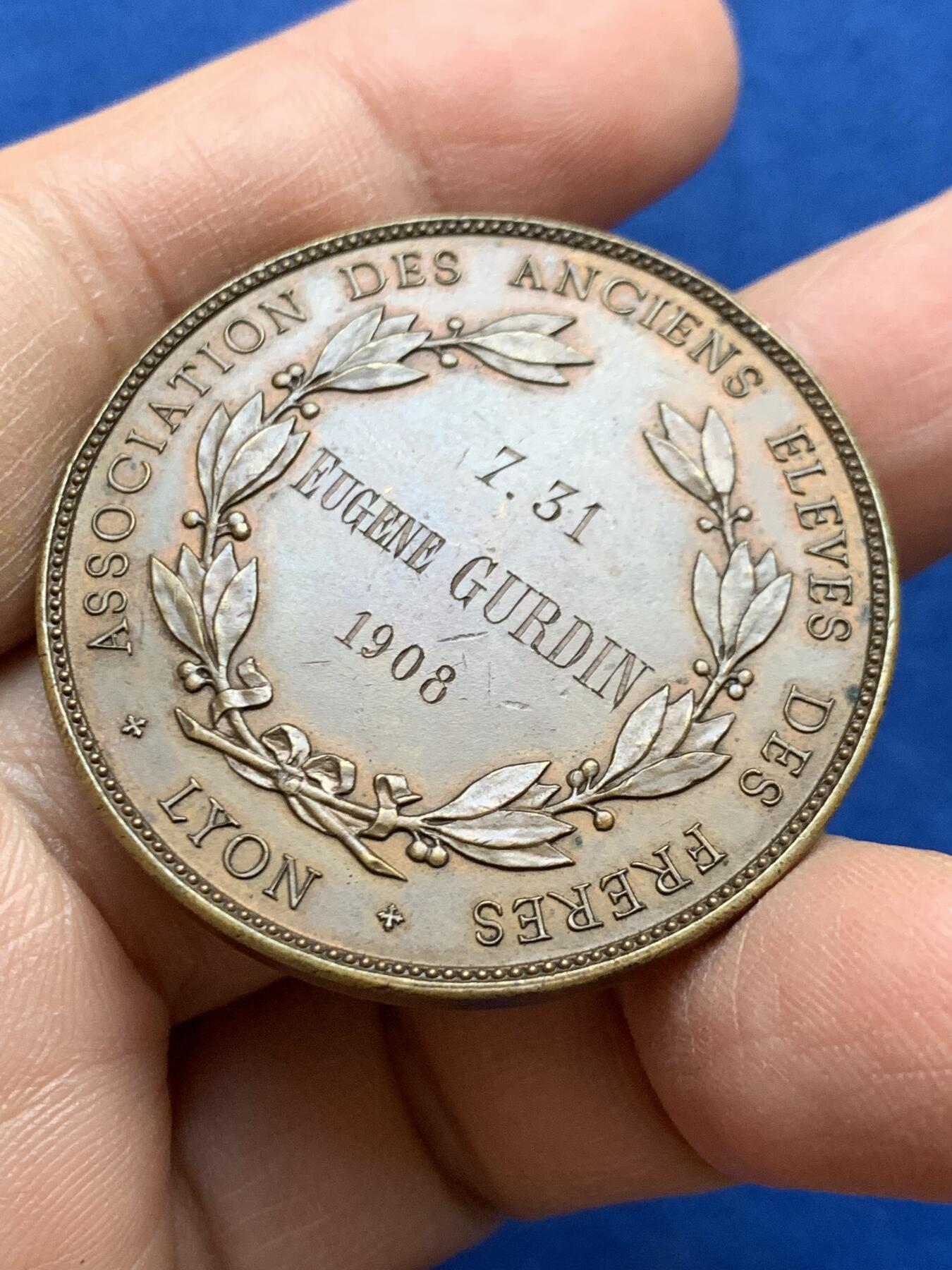 《竞宝斋》第452场 周日，周一 2场连拍 （全场包邮，欢迎送拍） 1908里昂（法国）修士会校友联合会纪念铜章 28.05克 40.8mm