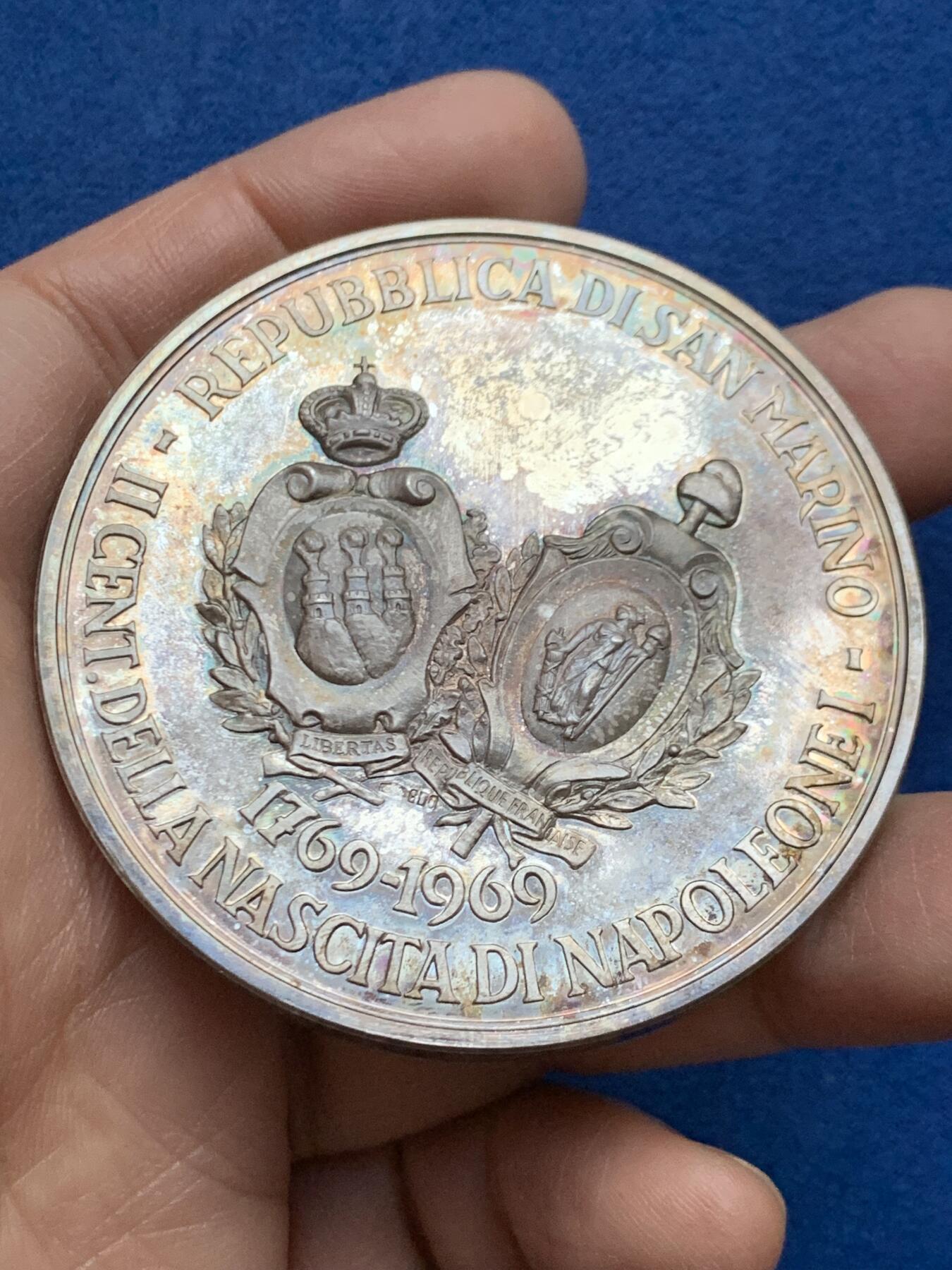 《竞宝斋》第452场 周日，周一 2场连拍 （全场包邮，欢迎送拍） 圣马力诺拿破仑一世诞辰二百周年纪念章 铜质（87.8克）+银质（98.6克） 60mm 正面为拿破仑·波拿巴与安东尼奥·奥诺里侧像 带盒 细节见图