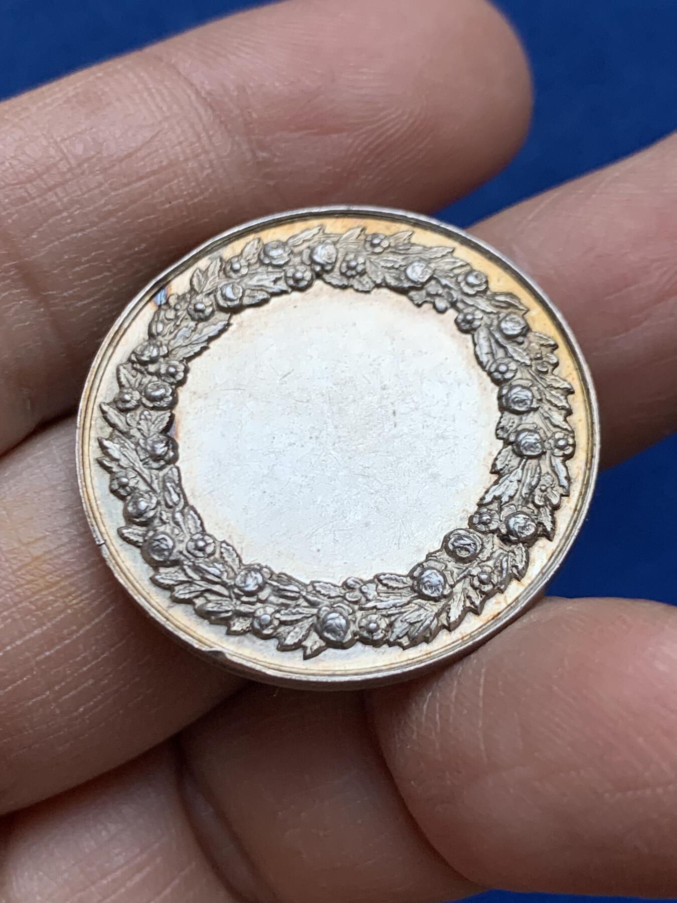 《竞宝斋》第452场 周日，周一 2场连拍 （全场包邮，欢迎送拍） 法国结婚纪念银章 29.8MM 12.1g 蜜蜂银标 背面无刻字