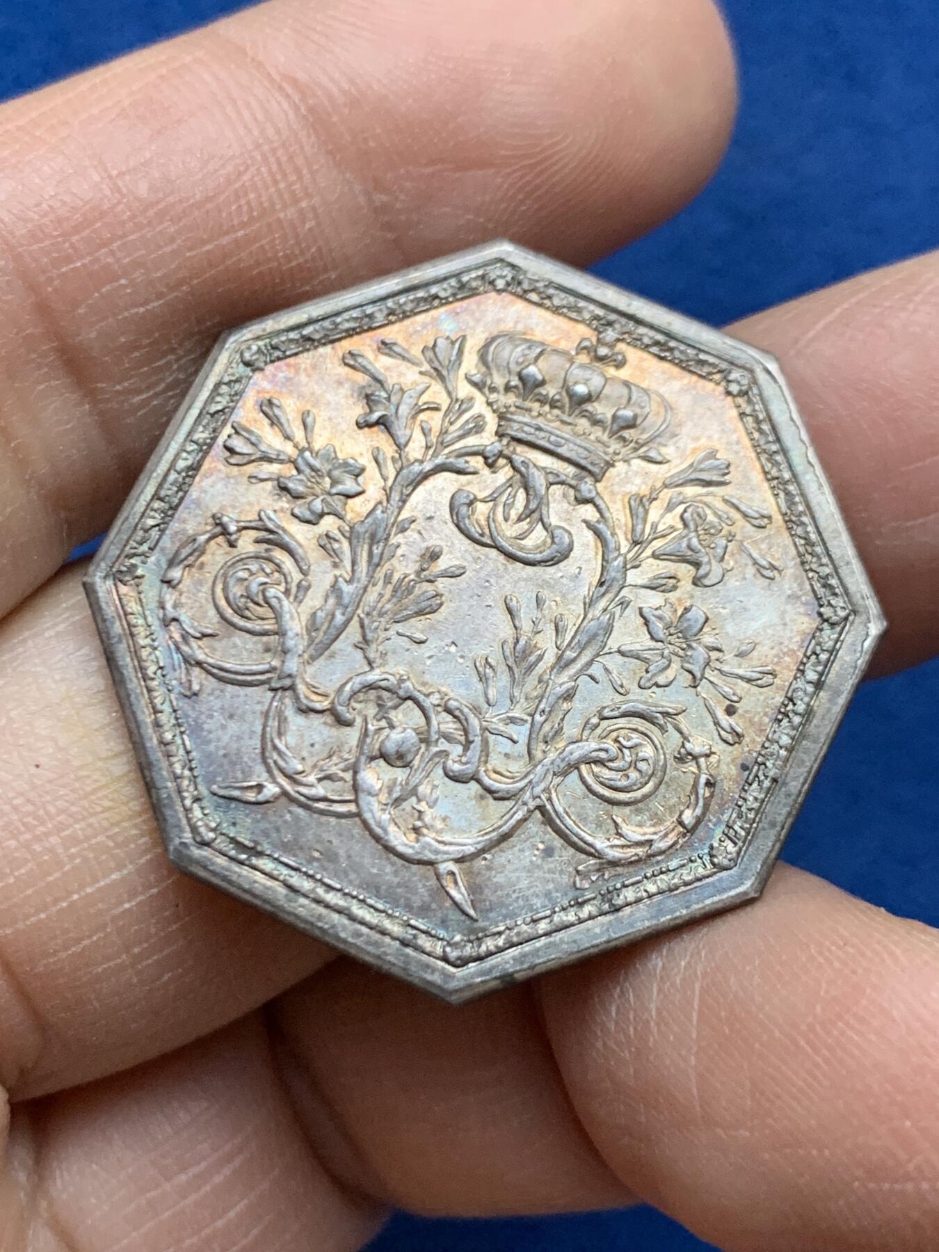 《竞宝斋》第452场 周日，周一 2场连拍 （全场包邮，欢迎送拍） 法国17XX年路易十六皇家宝藏八角银质代币，背面花纹组成皇家纹章，原铸无边铭，31.6mm，12克