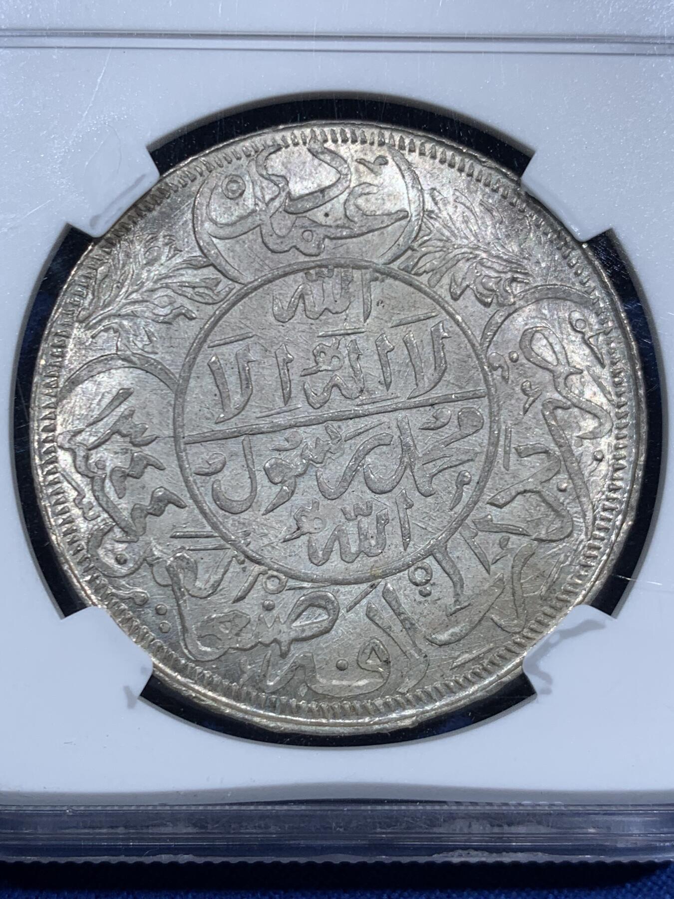 《竞宝斋》第452场 周日，周一 2场连拍 （全场包邮，欢迎送拍） NGC MS65 也门AH1344(1926年)1Riyal大银币，顶级高分，原味玫瑰金包浆，光度超好，浓郁的伊斯兰风格，中东大克朗型好品种