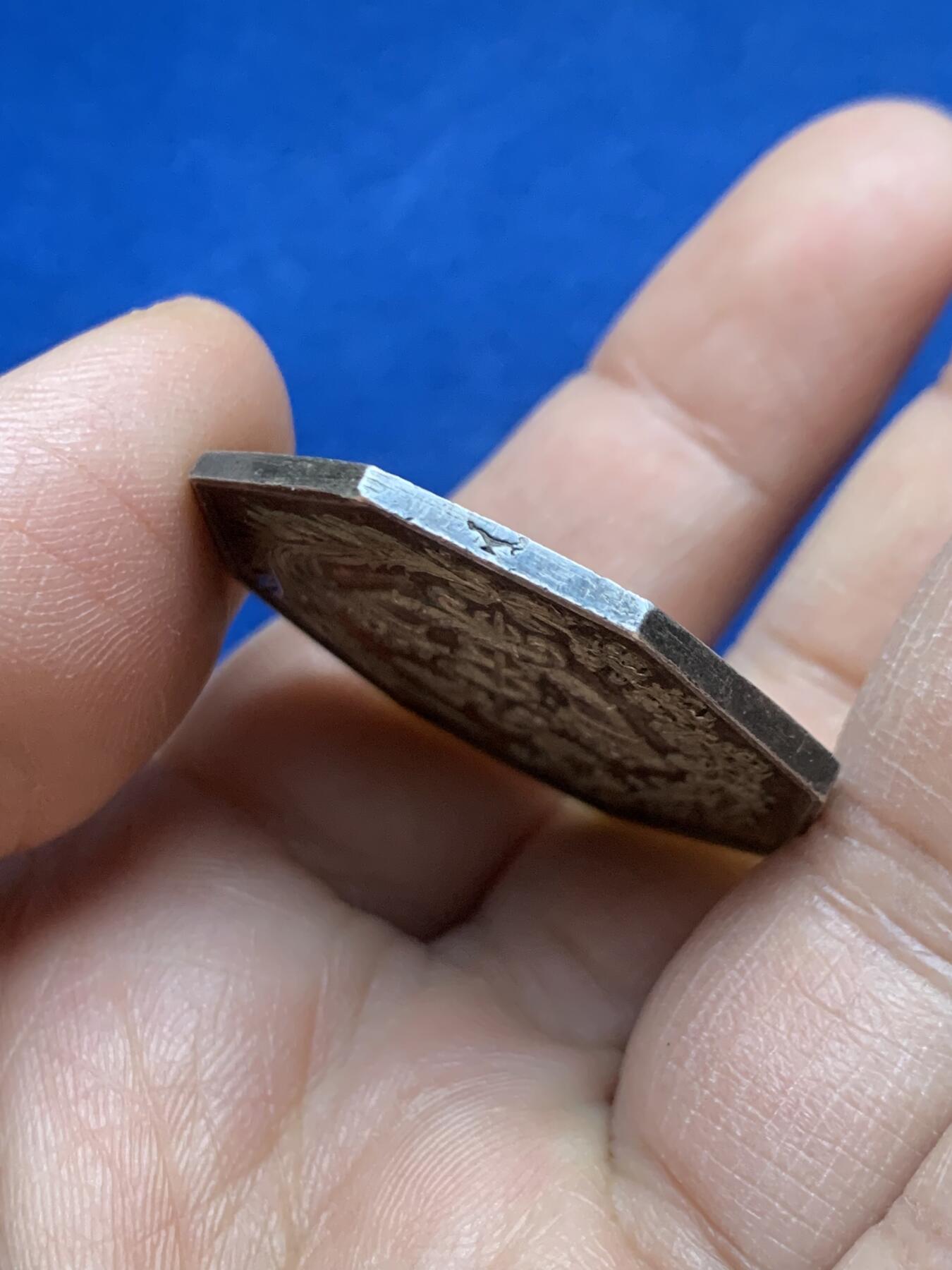 《竞宝斋》第452场 周日，周一 2场连拍 （全场包邮，欢迎送拍） 法国波尔多银行八角银质代币，19.3克，34.6mm，神灯边铭，双面油彩包浆，非常值得品鉴收藏