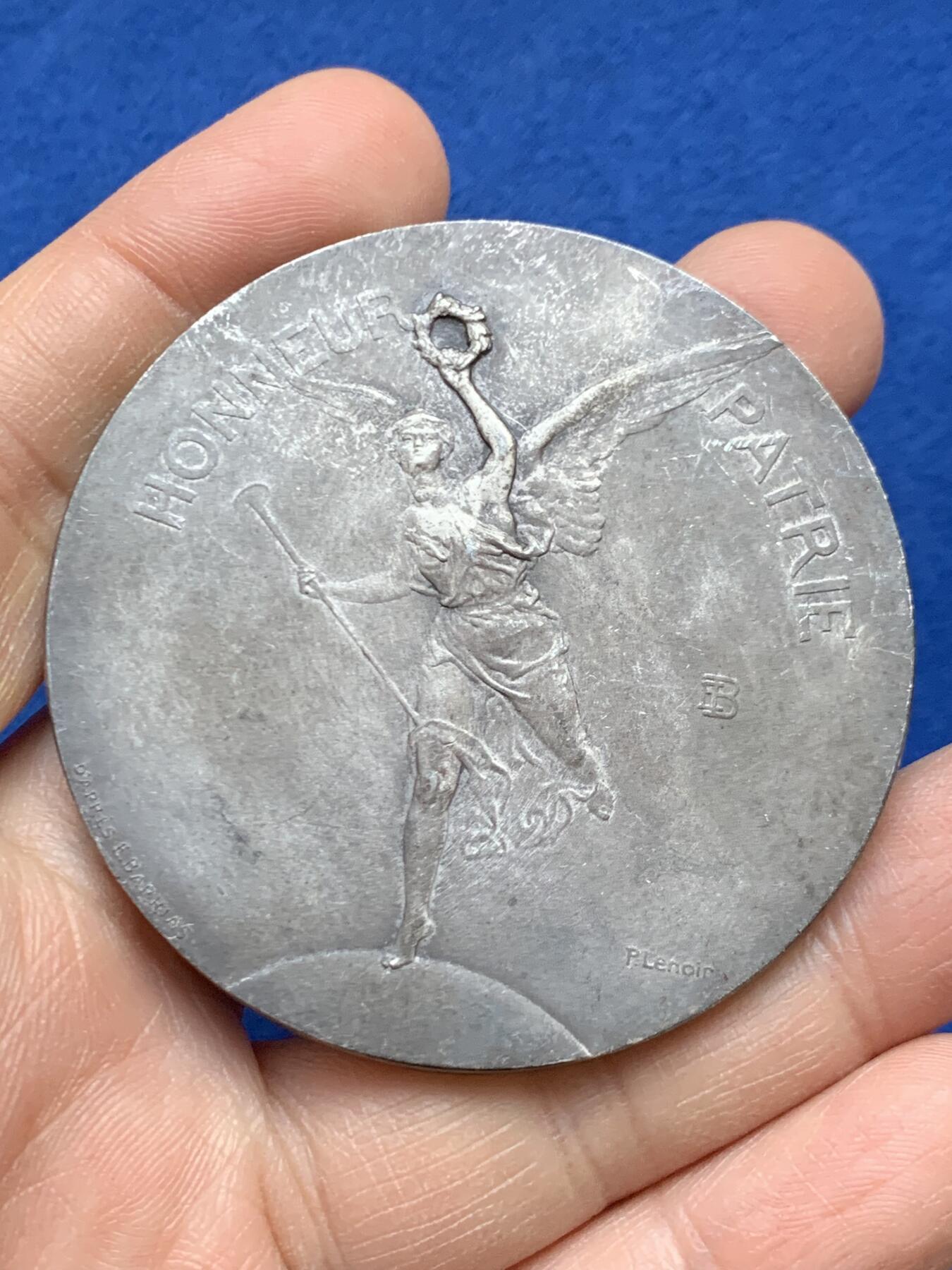 《竞宝斋》第452场 周日，周一 2场连拍 （全场包邮，欢迎送拍） 1886年法国射击节镀银铜章 79.9克 57.6mm 三角铜标