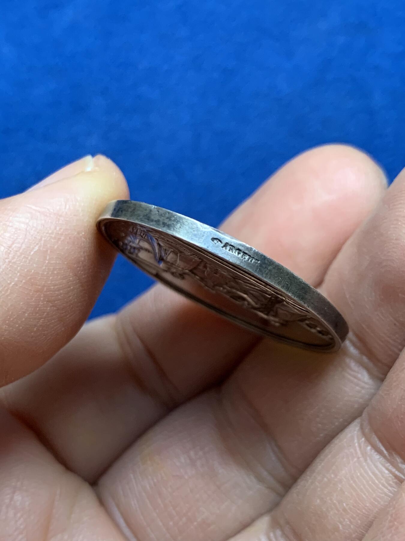 《竞宝斋》第452场 周日，周一 2场连拍 （全场包邮，欢迎送拍） 法国1915年结婚纪念银章 30MM 11.92g 手指银标 