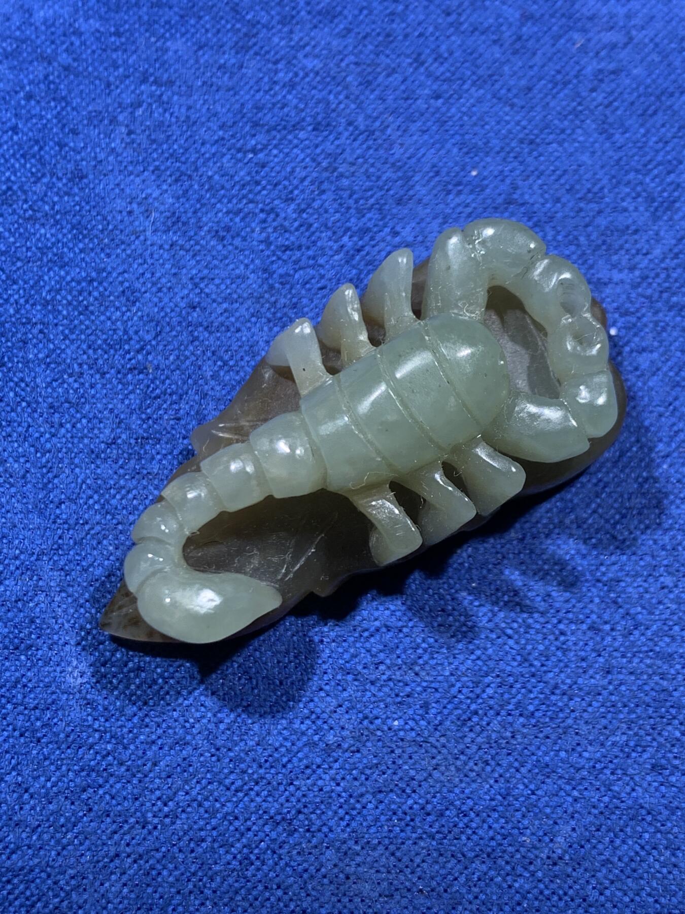 《竞宝斋》第452场 周日，周一 2场连拍 （全场包邮，欢迎送拍） 两枚一组 蝎子玉雕刻小玩意+有凤来仪和田玉雕挂件，带证书。