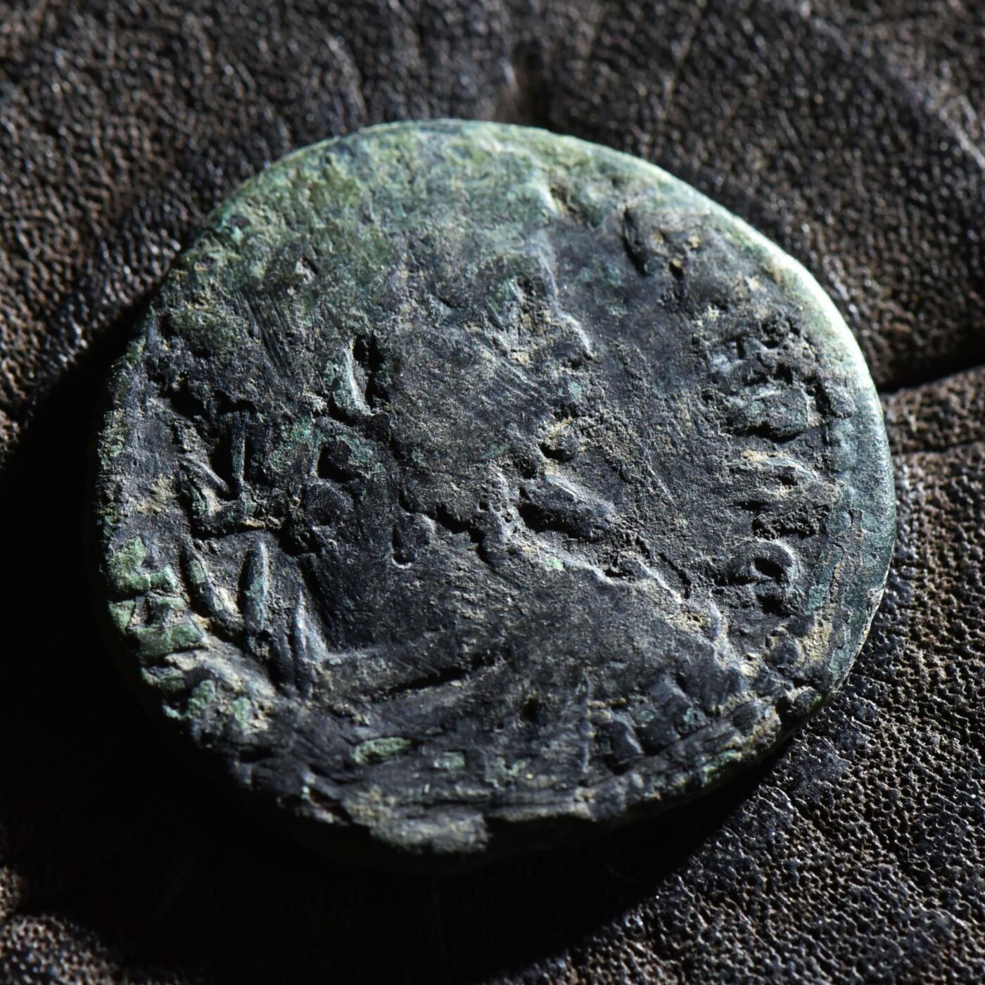 【良泉】第45期【直播场】1月15日晚19.30点开拍！ 208组，西方古代钱币、丝路古珠杂项专场  公元193-211年【古罗马·行省】【马恰诺波里斯】塞普提米乌斯·塞维鲁“地母神库柏勒”大铜币，地方官福斯蒂纽斯打制，9.4克