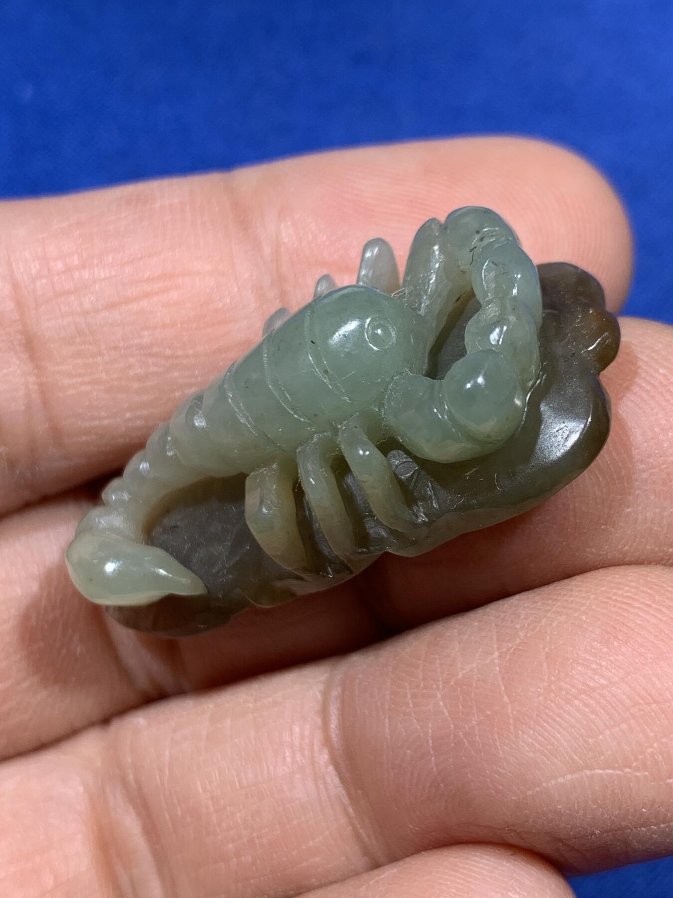 《竞宝斋》第452场 周日，周一 2场连拍 （全场包邮，欢迎送拍） 两枚一组 蝎子玉雕刻小玩意+有凤来仪和田玉雕挂件，带证书。