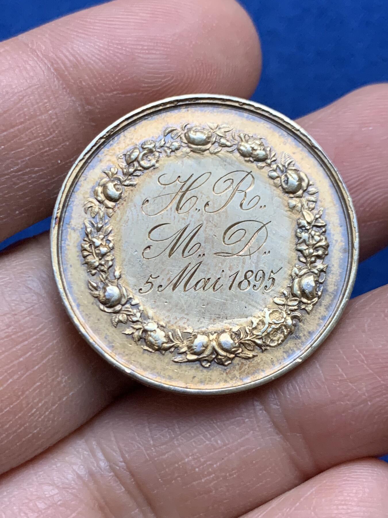 《竞宝斋》第452场 周日，周一 2场连拍 （全场包邮，欢迎送拍） 法国1895年结婚纪念镀金银章 30.5MM 11.75g 稀少烟斗边铭 