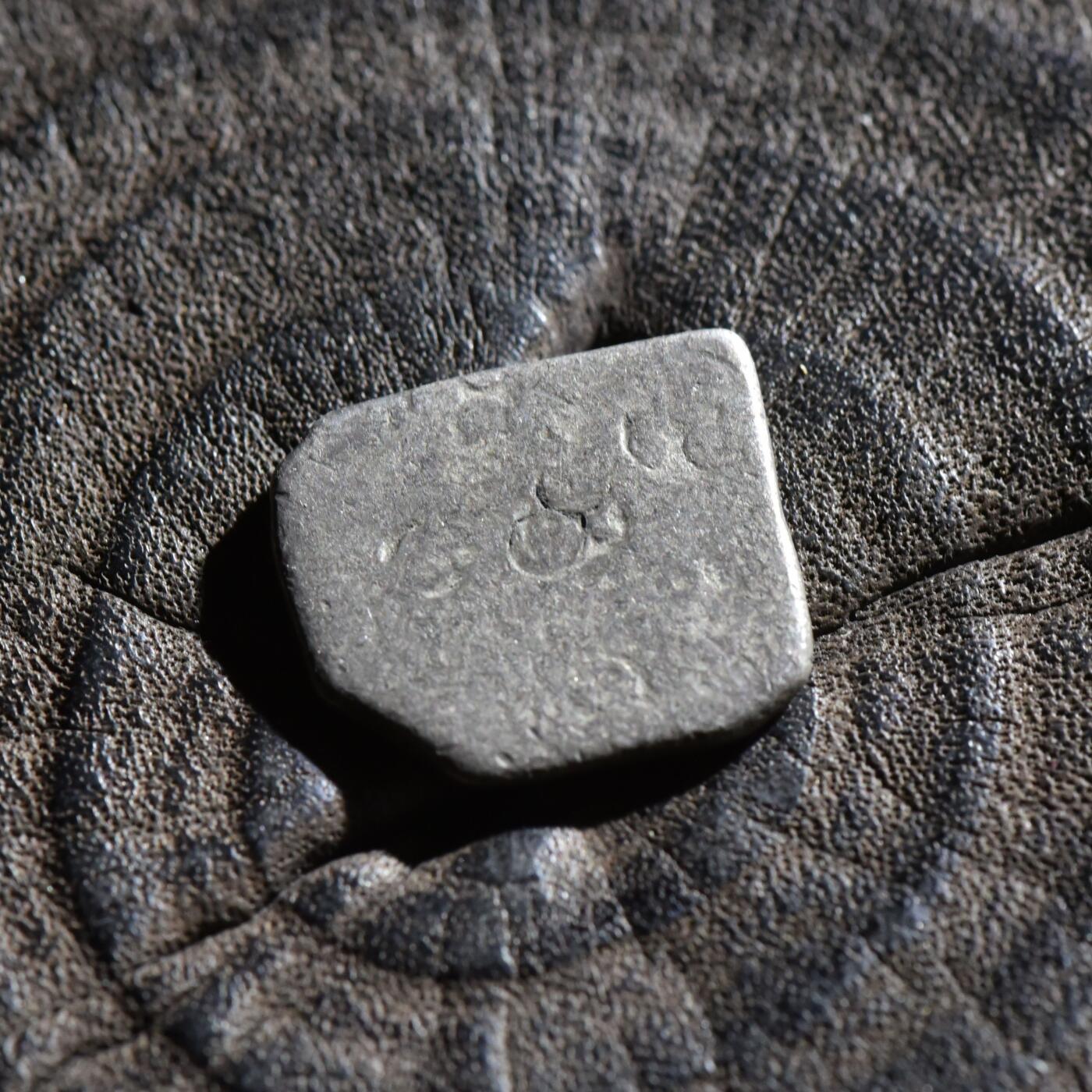 【良泉】第45期【直播场】1月15日晚19.30点开拍！ 208组，西方古代钱币、丝路古珠杂项专场 公元前3世纪【古印度】孔雀王朝，早期，太阳符1卡夏帕银币，2.42克