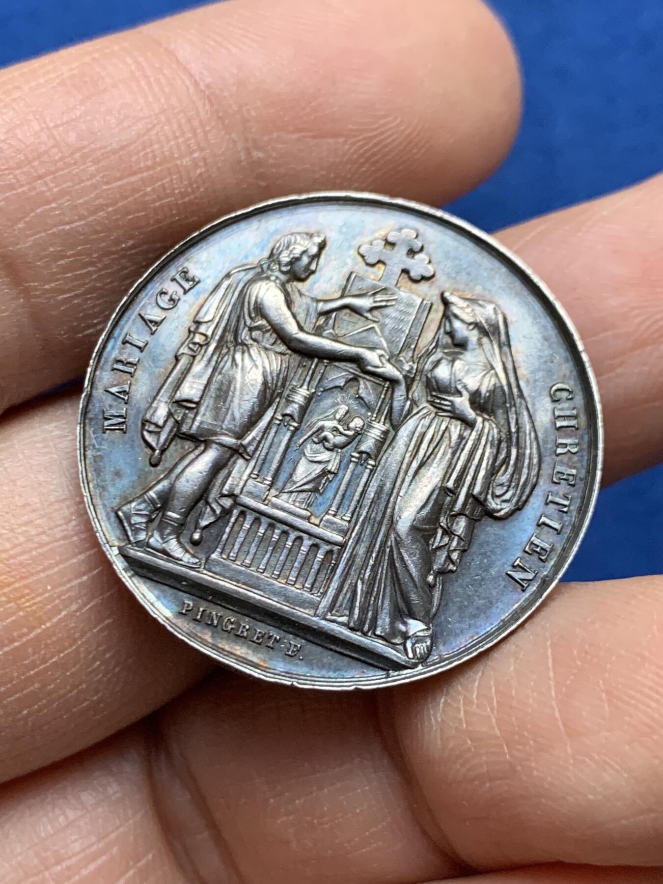 《竞宝斋》第452场 周日，周一 2场连拍 （全场包邮，欢迎送拍） 法国1861年结婚纪念银章 29.5MM 11.6g 手指边铭