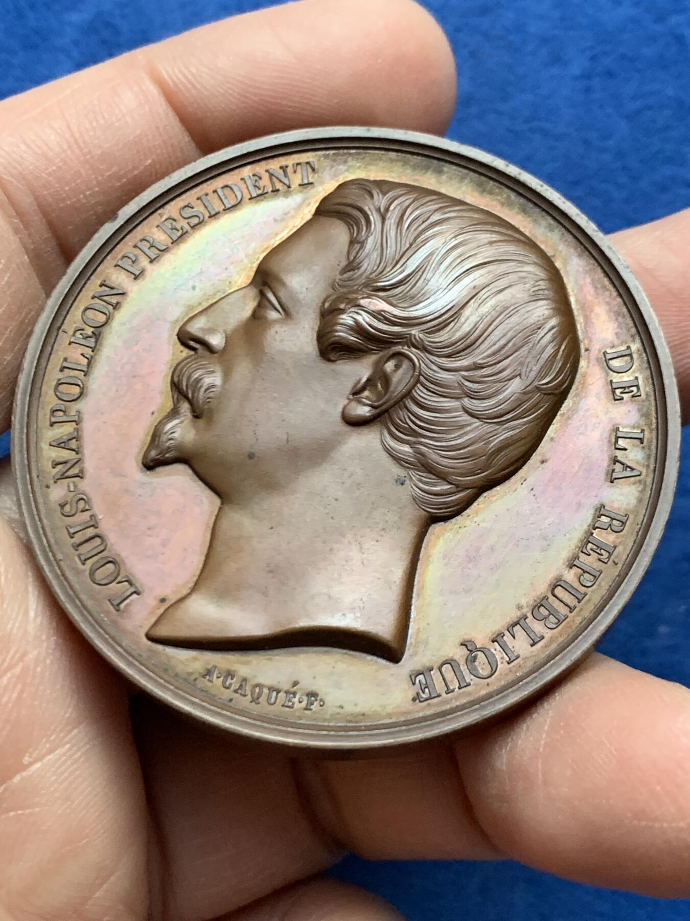 《竞宝斋》第452场 周日，周一 2场连拍 （全场包邮，欢迎送拍） 名家CAQUÉ作 拿破仑三世时期丝绸工人互助与退休基金创立纪念铜章 68克 50mm 手指铜标 带盒 原铸好品