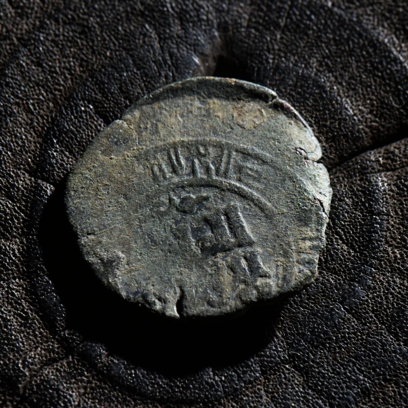 【良泉】第45期【直播场】1月15日晚19.30点开拍！ 208组，西方古代钱币、丝路古珠杂项专场 公元1241-1246年【蒙古】窝阔台汗，乃马真太后——脱列哥那，洗银铜质第尔汗，3.64克