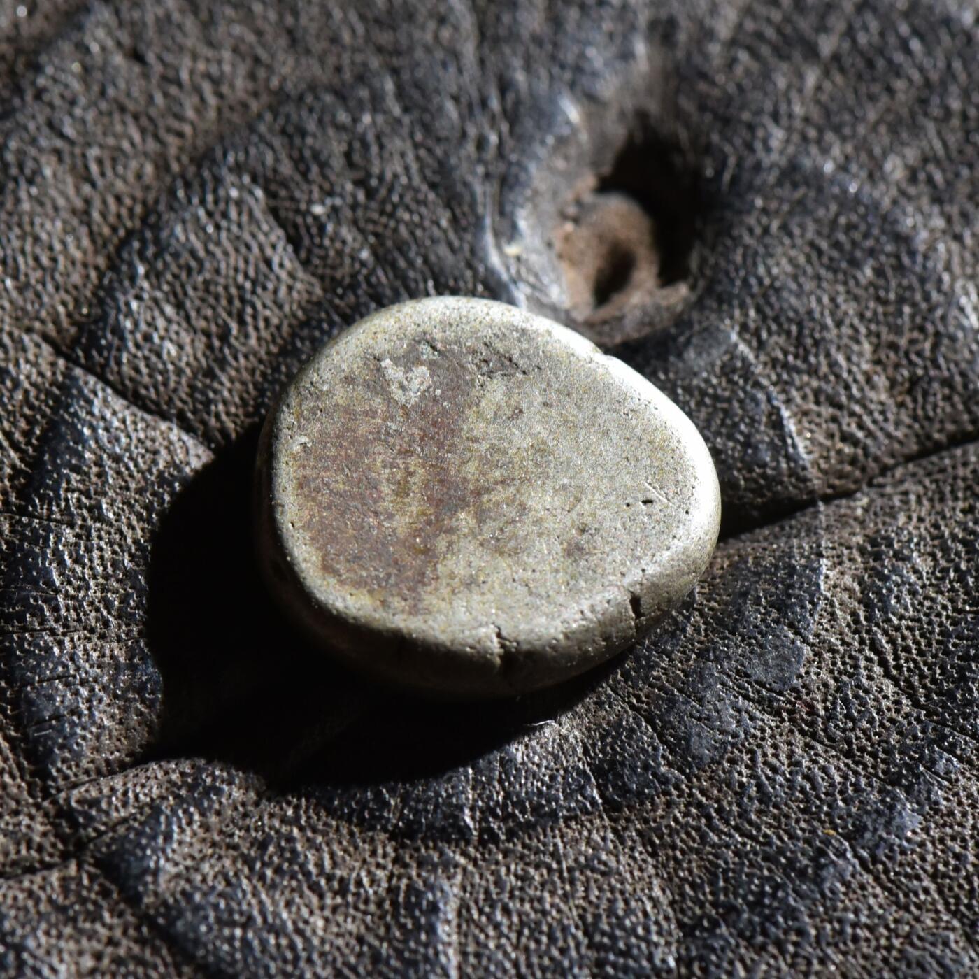 【良泉】第45期【直播场】1月15日晚19.30点开拍！ 208组，西方古代钱币、丝路古珠杂项专场 公元前3世纪【古印度】孔雀王朝【少见】圆形 1卡夏帕银币，2.9克