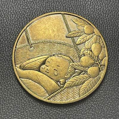 回流1228 - 2014年甲午马年铜质纪念章 襁褓中安睡的婴儿，旁侧搭配橘子树（橘与“吉”谐音，寓意吉祥），整体画面传递出新生、平安的美好祝愿，结合2014甲午年的时间背景，也暗含对马年新生儿的祝福。