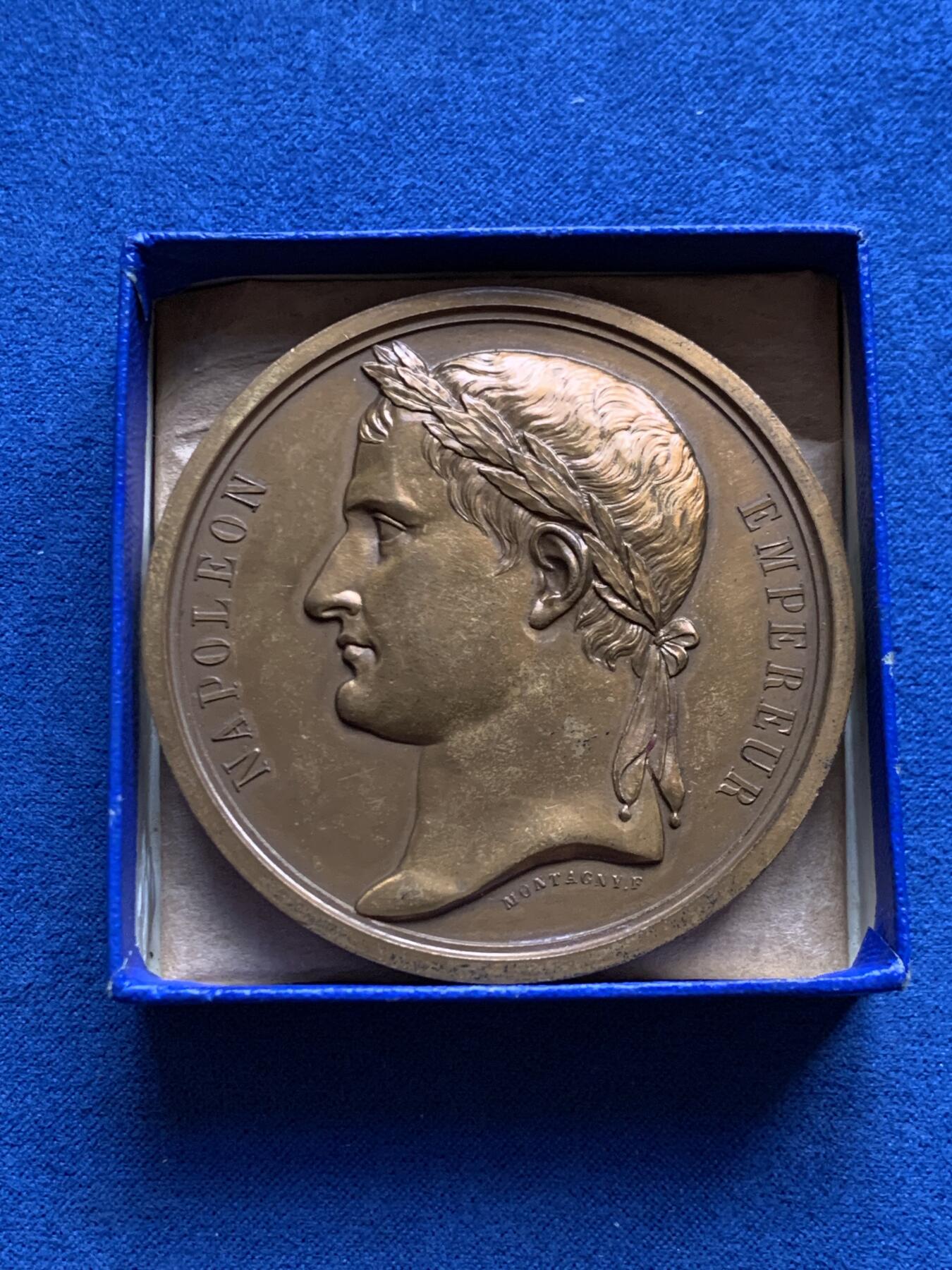 《竞宝斋》第452场 周日，周一 2场连拍 （全场包邮，欢迎送拍） 法国1840年拿破仑巴黎葬礼大型铜章，场面刻画恢弘大气，在后铸版本里细节体现已经非常好了，直径58.5mm，重105克，带盒