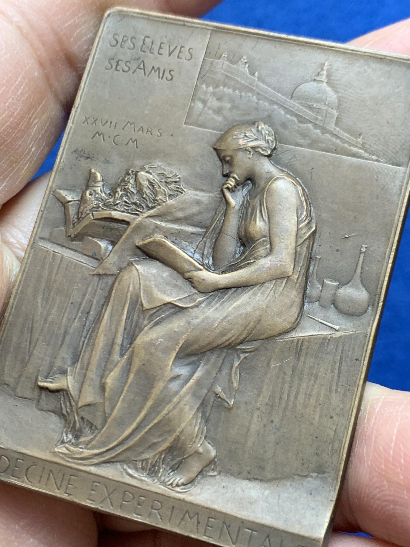 《竞宝斋》第452场 周日，周一 2场连拍 （全场包邮，欢迎送拍） 名家奥斯卡罗蒂1901年作 法国内科临床学教授雅克·拉斐尔方型纪念铜章 56.15克 42*59mm 丰饶角铜标