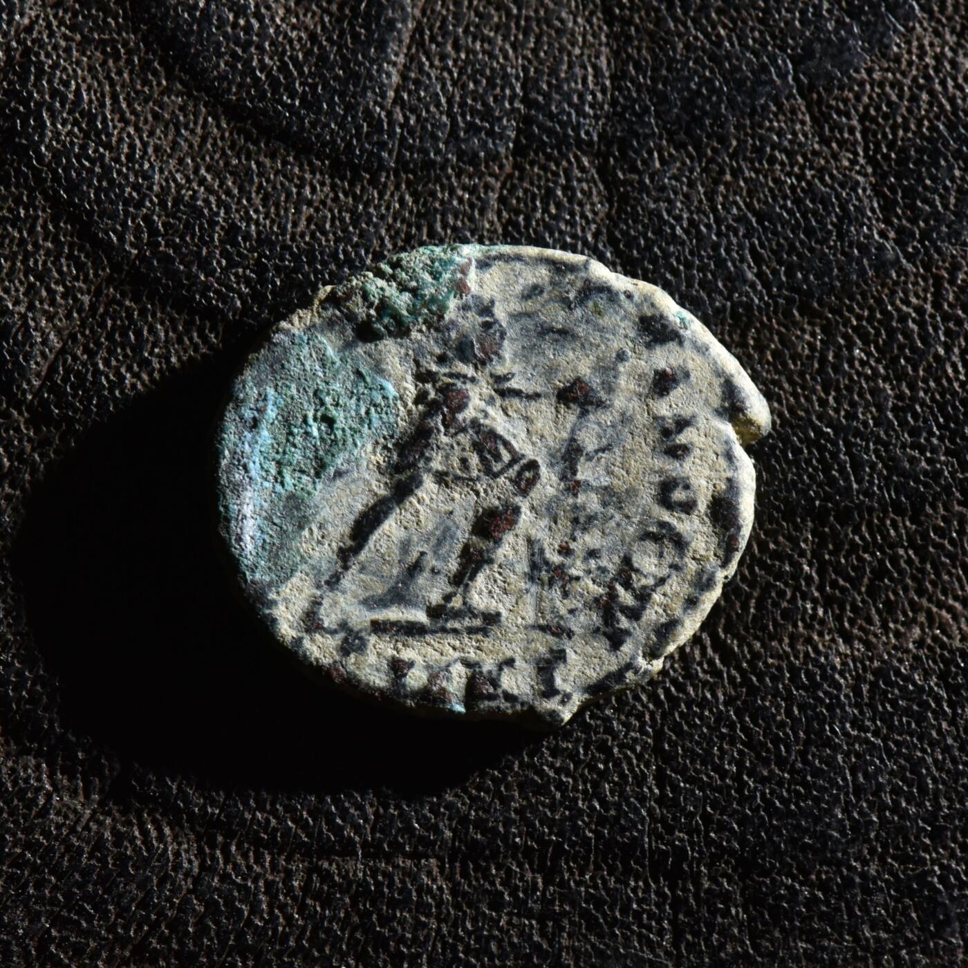 【良泉】第45期【直播场】1月15日晚19.30点开拍！ 208组，西方古代钱币、丝路古珠杂项专场 【微型】公元383-388年【古罗马】瓦伦丁尼安二世，皇帝抓俘虏铜币，1.9克