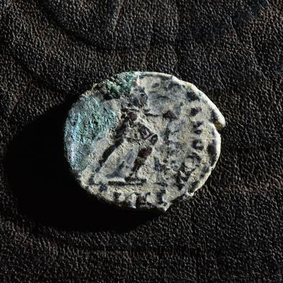 【良泉】第45期【直播场】1月15日晚19.30点开拍！ 208组，西方古代钱币、丝路古珠杂项专场 - 【微型】公元383-388年【古罗马】瓦伦丁尼安二世，皇帝抓俘虏铜币，1.9克