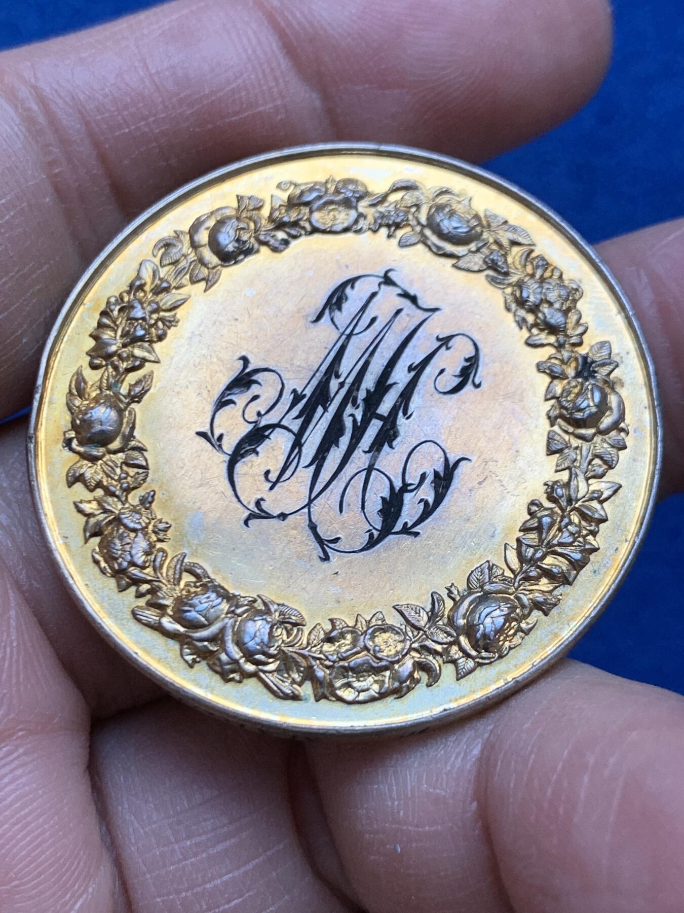 《竞宝斋》第452场 周日，周一 2场连拍 （全场包邮，欢迎送拍） 法国1902年结婚纪念镀金银章 大版 39MM 25.45g 丰饶角银标 刻花漂亮