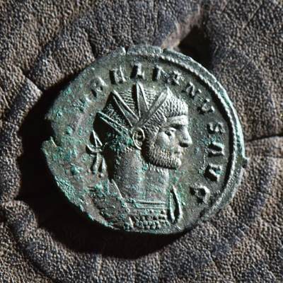 【良泉】第45期【直播场】1月15日晚19.30点开拍！ 208组，西方古代钱币、丝路古珠杂项专场 - 【未流通】【极美品！】公元272-274年【古罗马】世界光复者-奥勒良，“皇帝从朱庇特手中接过球”洗银币，3.56克