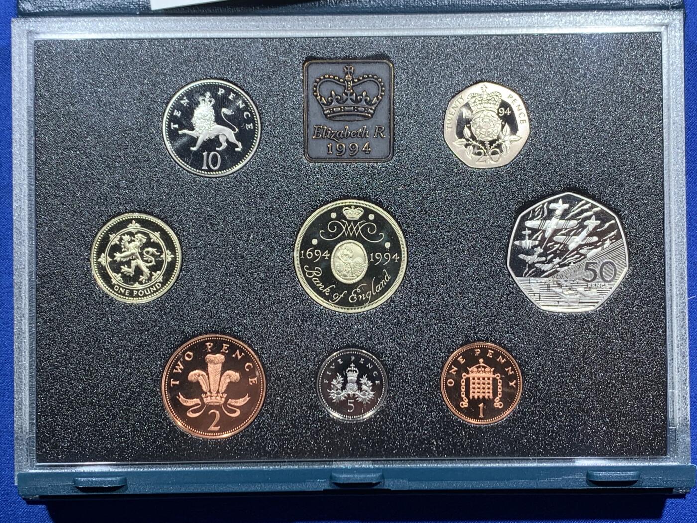 《竞宝斋》第452场 周日，周一 2场连拍 （全场包邮，欢迎送拍） 英国1994年精制套币，带2英镑精制纪念币，册装，品相好。