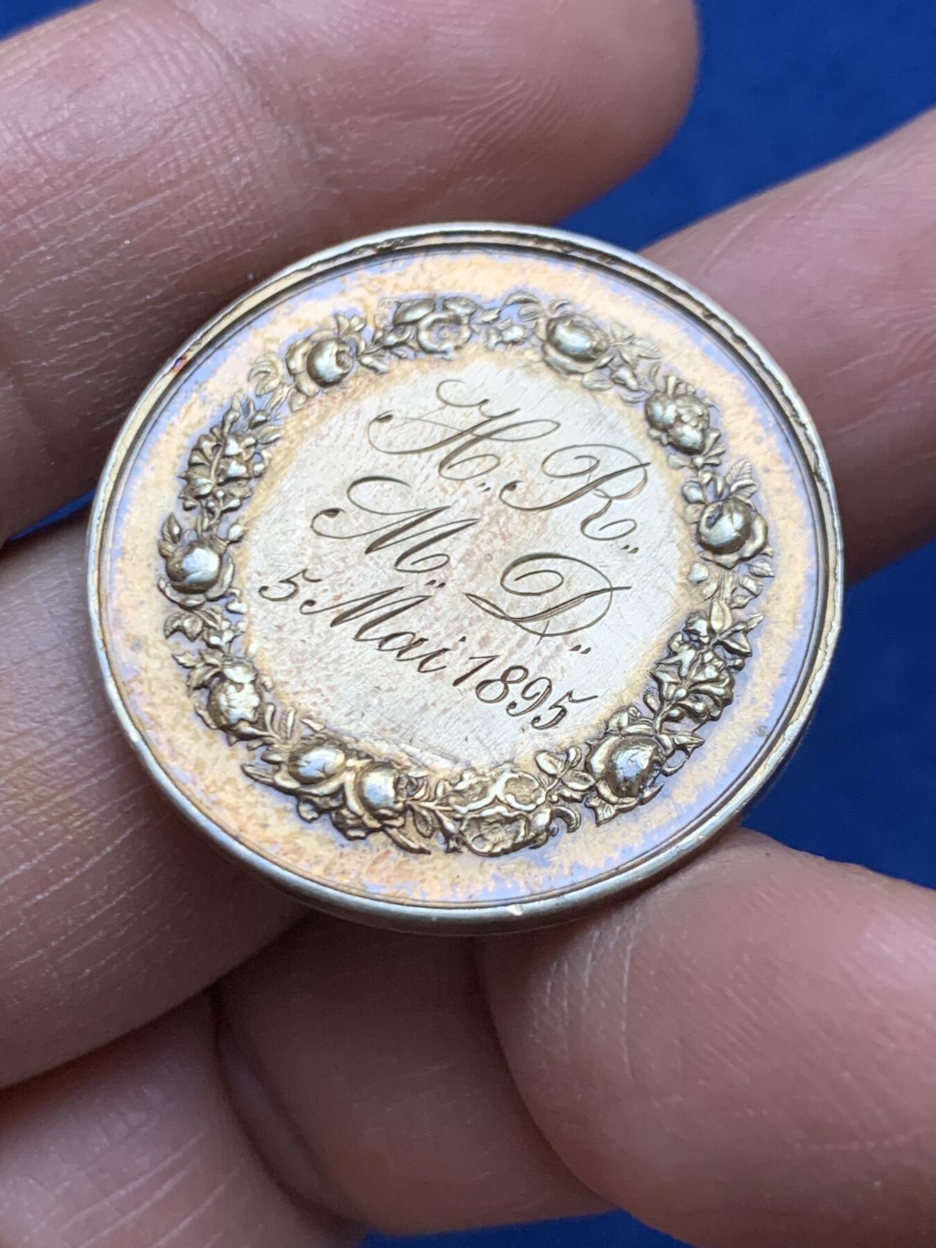 《竞宝斋》第452场 周日，周一 2场连拍 （全场包邮，欢迎送拍） 法国1895年结婚纪念镀金银章 30.5MM 11.75g 稀少烟斗边铭 