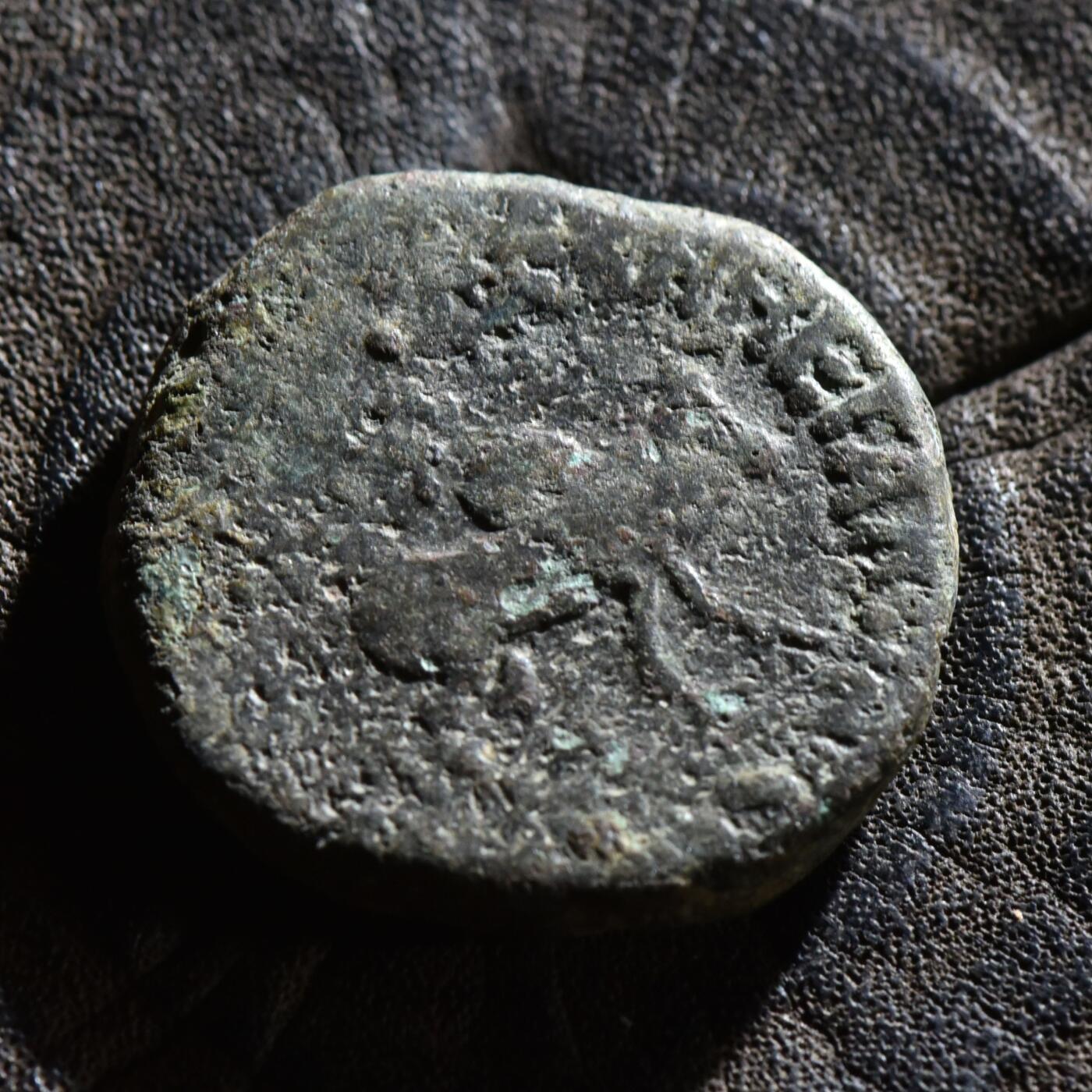 【良泉】第45期【直播场】1月15日晚19.30点开拍！ 208组，西方古代钱币、丝路古珠杂项专场 12.86克，公元前35-12年【古印度】印塞王朝，阿泽斯二世，狮子、瘤牛大铜币