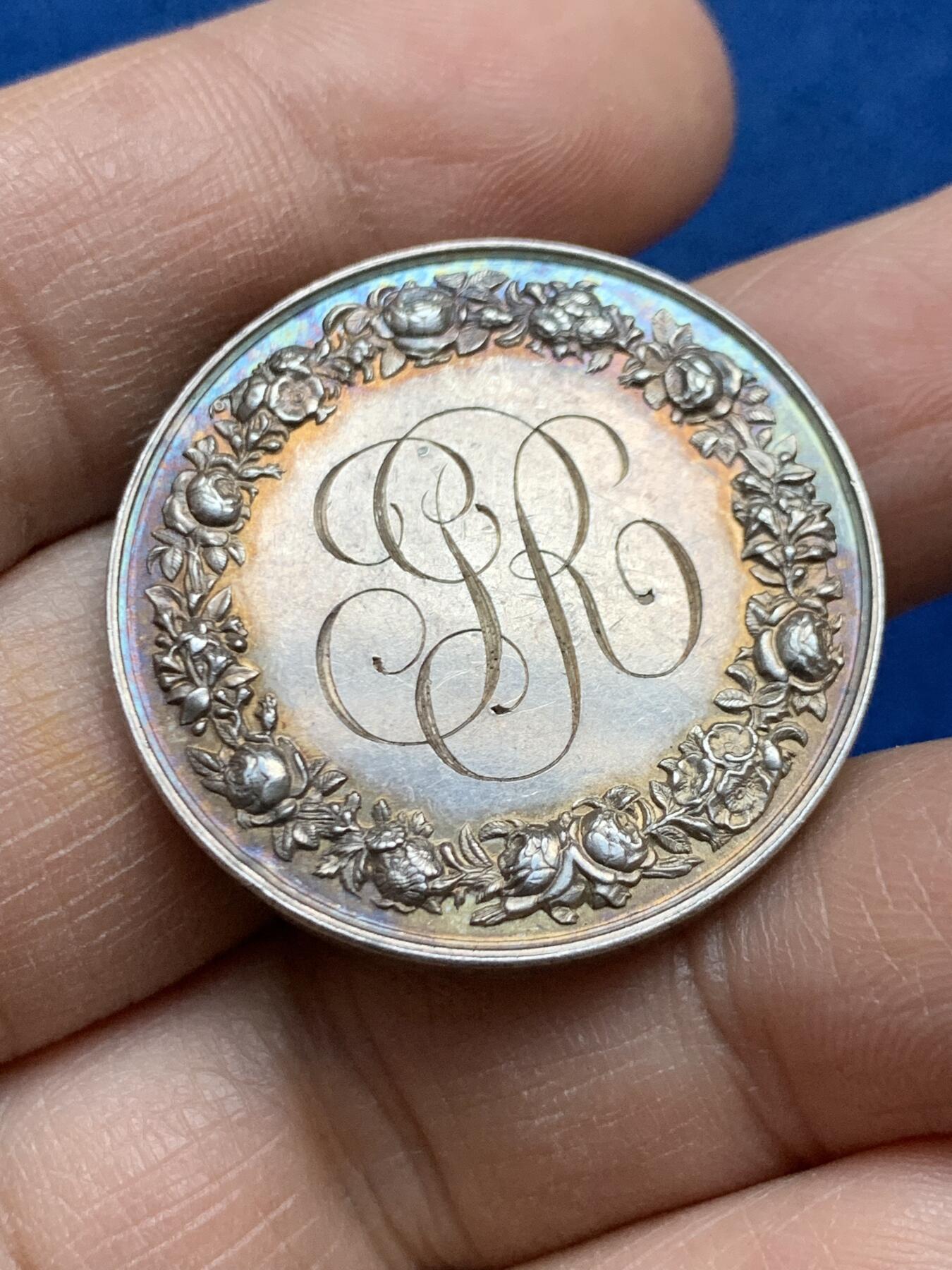 《竞宝斋》第452场 周日，周一 2场连拍 （全场包邮，欢迎送拍） 法国婚礼纪念银章 花体字漂亮 16克 32mm 丰饶角银标