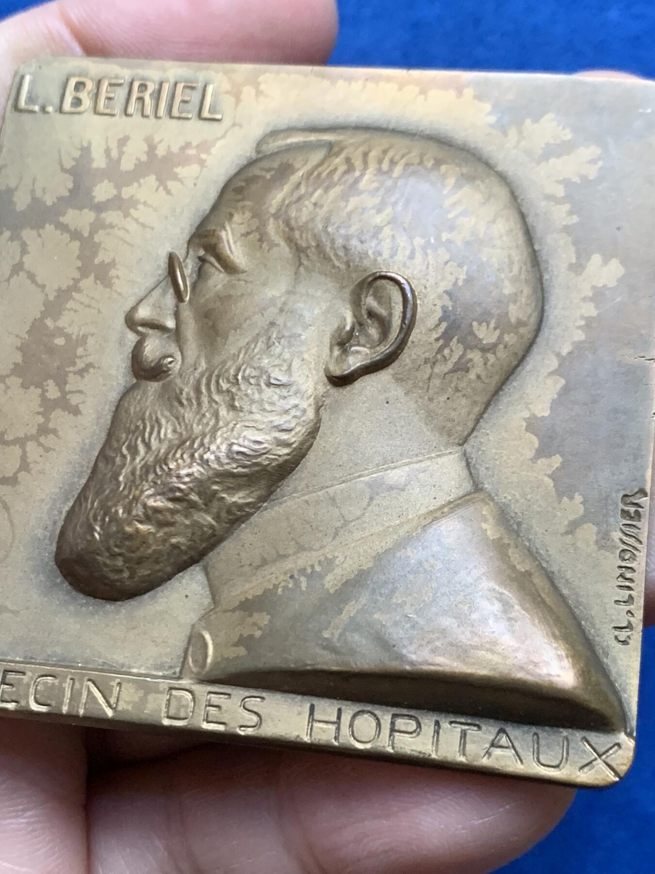 《竞宝斋》第452场 周日，周一 2场连拍 （全场包邮，欢迎送拍） （法国）里昂医院神经内科圣波坦医院22周年纪念铜章 93.7克 60.5*60mm 带原盒