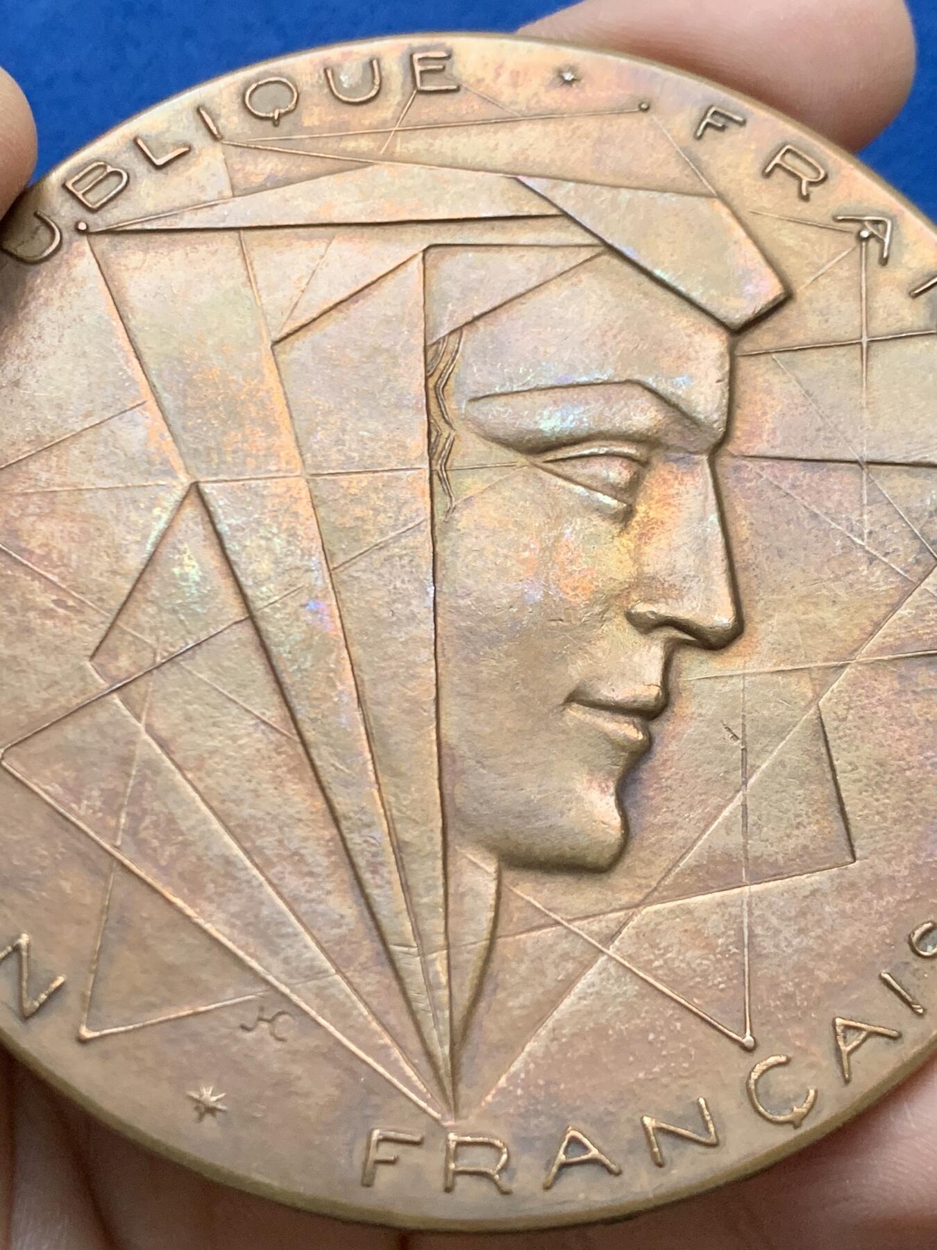 《竞宝斋》第452场 周日，周一 2场连拍 （全场包邮，欢迎送拍） 法兰西共和国总统勒内·科蒂肖像铜章  勒内·科蒂（1882-1962），1954年至1959年间任法兰西第四共和国总统。181.1克，77.2mm，丰饶角BR边铭。