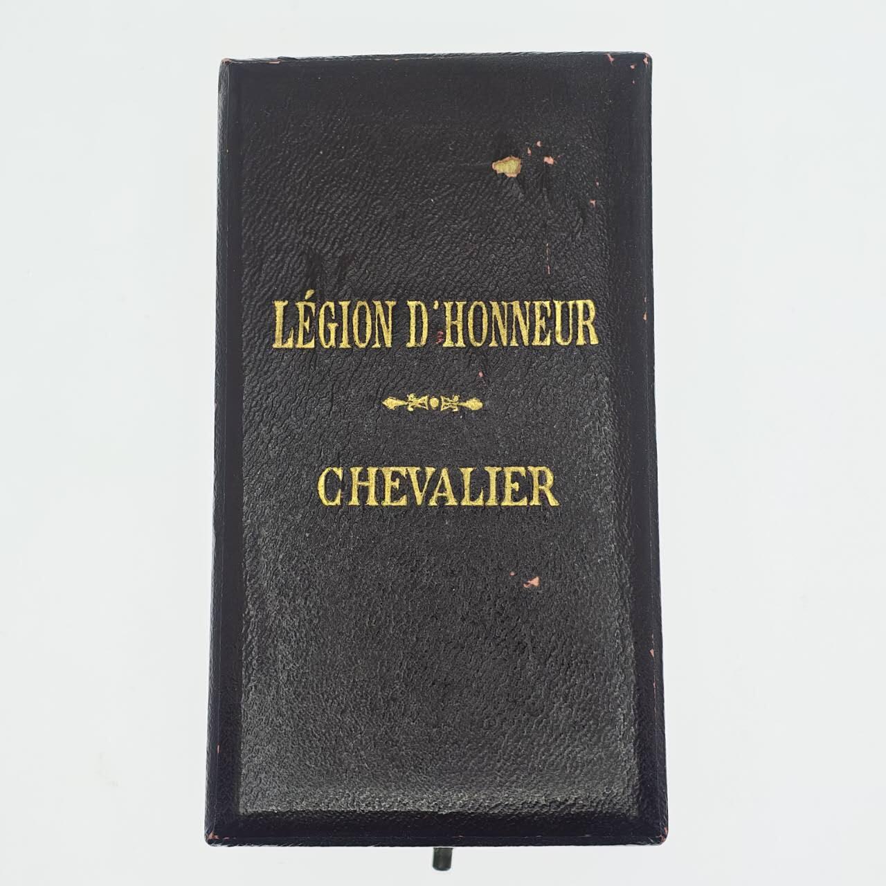 勋章奖章交易所2025年12月28拍卖 更新盒子照片，法国荣誉军团勋章，银质珐琅，好品带盒