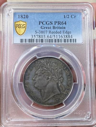 万国钱币拍卖第058期（万国新年大拍） PCGS PR64 1820英国乔治四世三花精制半克朗 极其罕见的精制版本 一颗精雕细琢的艺术品 象征英格兰的玫瑰，苏格兰的蓟草和爱尔兰的三叶草三位一体的围绕在汉诺威王朝的盾徽周围 将乔治四世时期的装饰艺术体现的淋漓尽致 在精制工艺的加持下更显华丽 双面英式乌云五彩镜面底板 顶级典藏品质