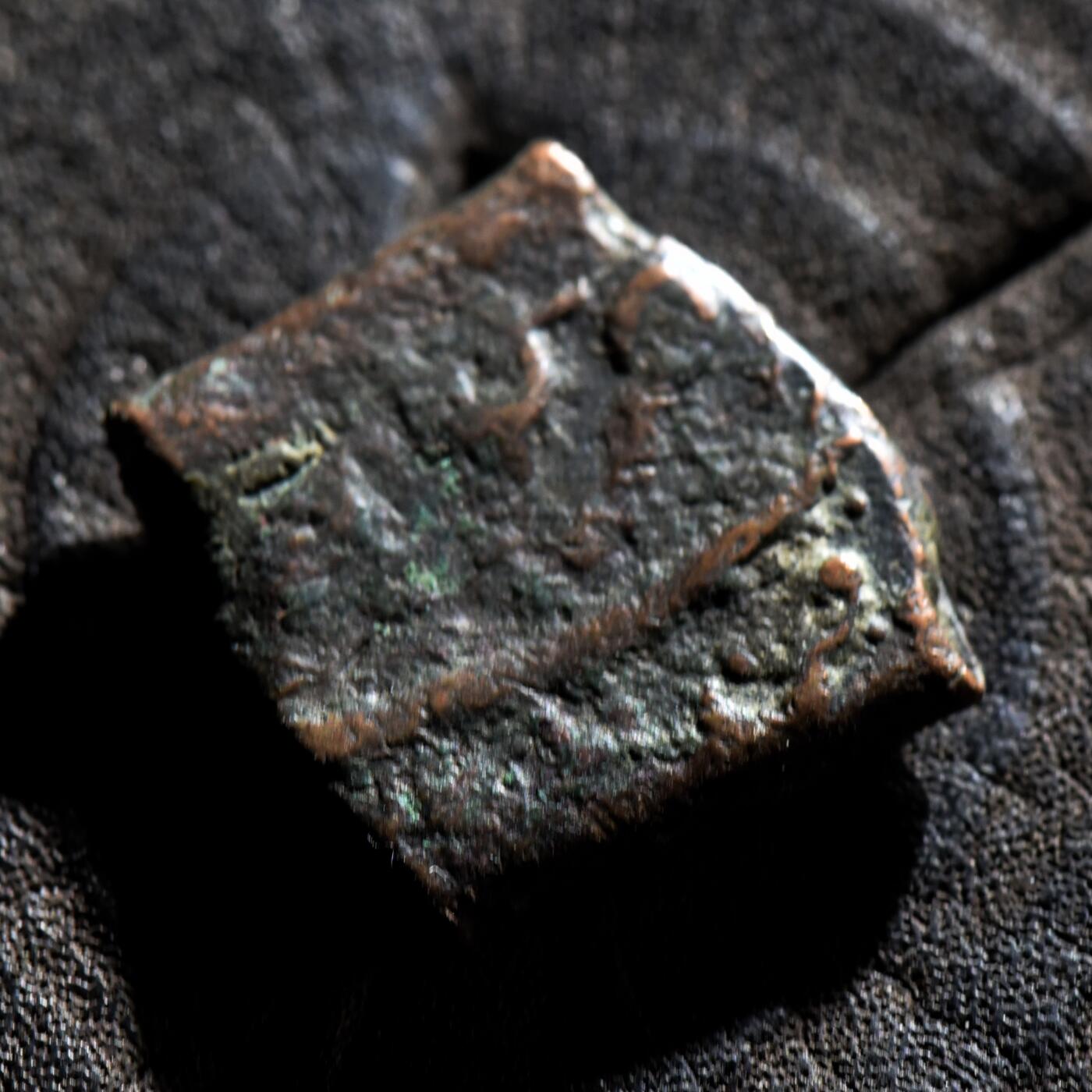 【良泉】第45期【直播场】1月15日晚19.30点开拍！ 208组，西方古代钱币、丝路古珠杂项专场 【罕见】公元1648年【阿富汗】坎大哈城市自治“狮子太阳”折叠铜片，匿名法尔斯铜币，9.09克