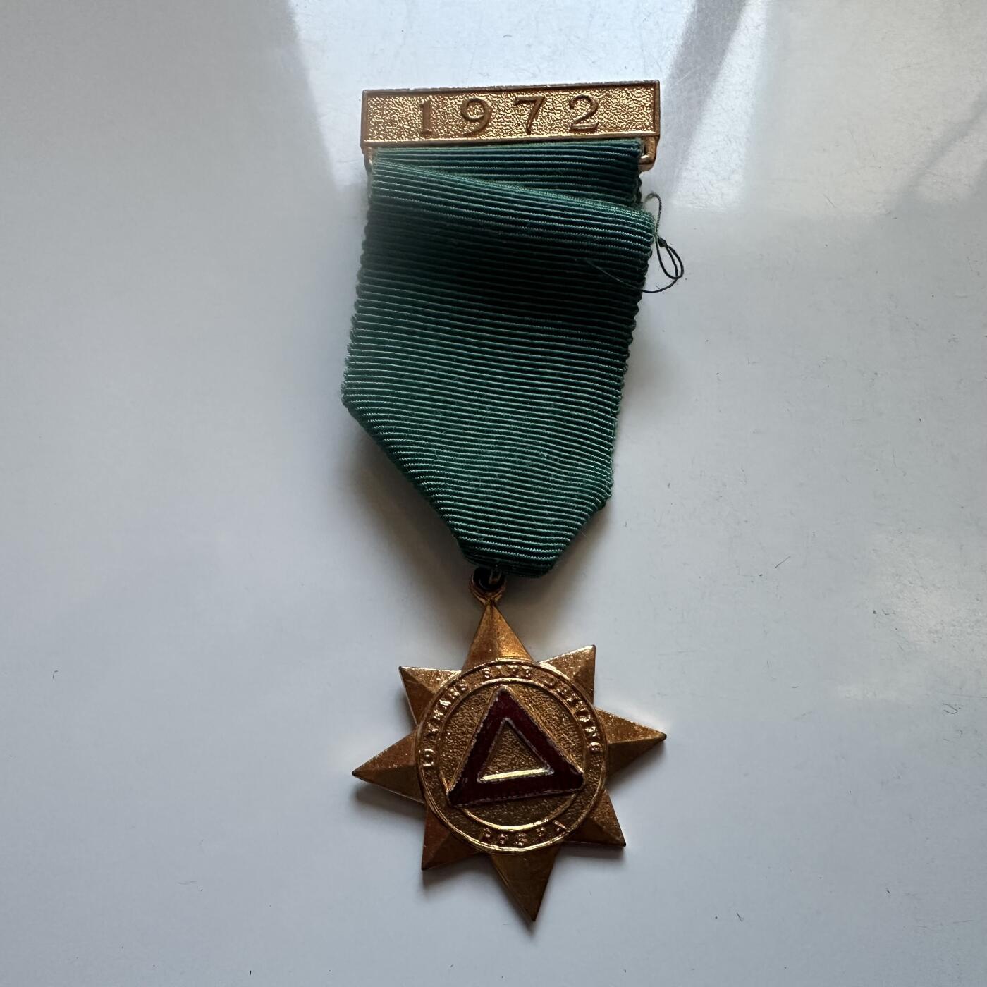 🌹外币初藏🌹🐯2025年第147场  每周二四六晚8️⃣点 接代拍 英国皇家事故预防协会1972年颁发的10年安全驾驶竞赛奖章 黄铜配红珐琅