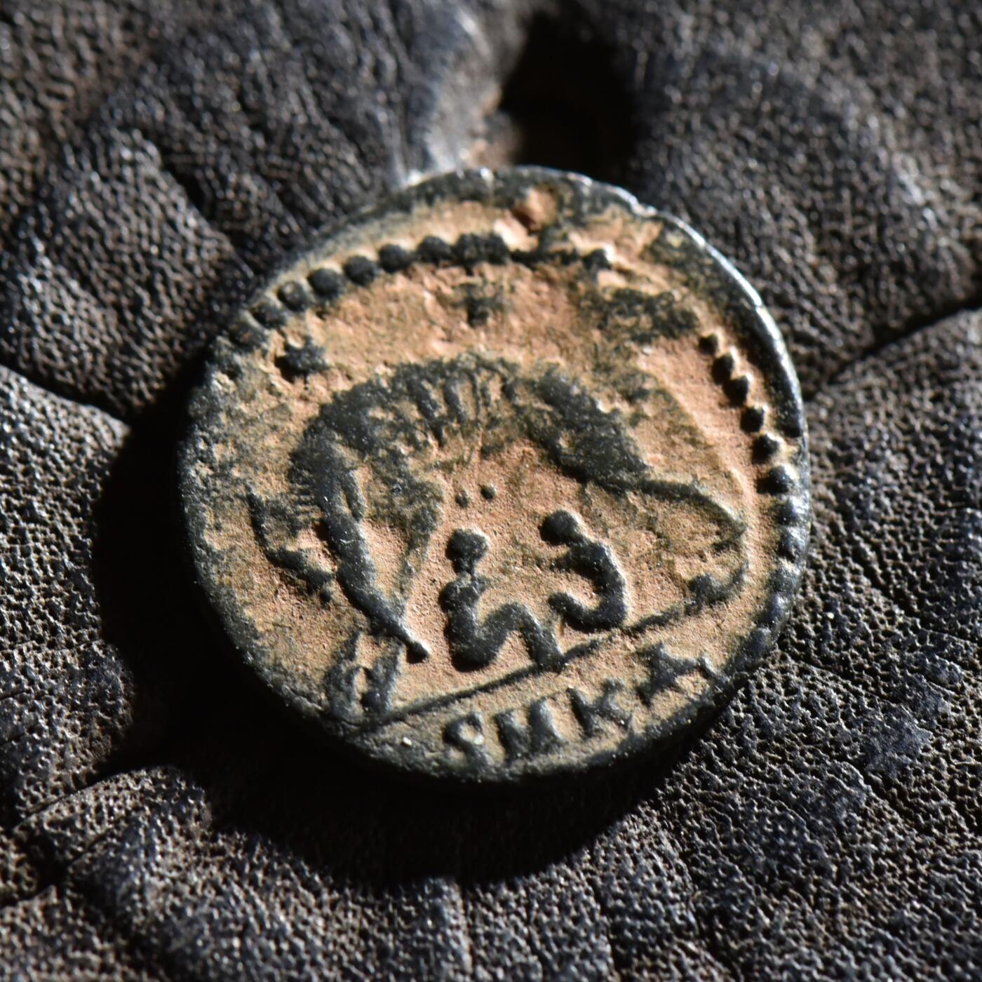 【良泉】第45期【直播场】1月15日晚19.30点开拍！ 208组，西方古代钱币、丝路古珠杂项专场 【沙漠坑】公元330-340年【古罗马】君士坦丁大帝“母狼育婴”铜币，君士坦丁堡迁都纪念，基齐库斯造币厂打制，1.97克