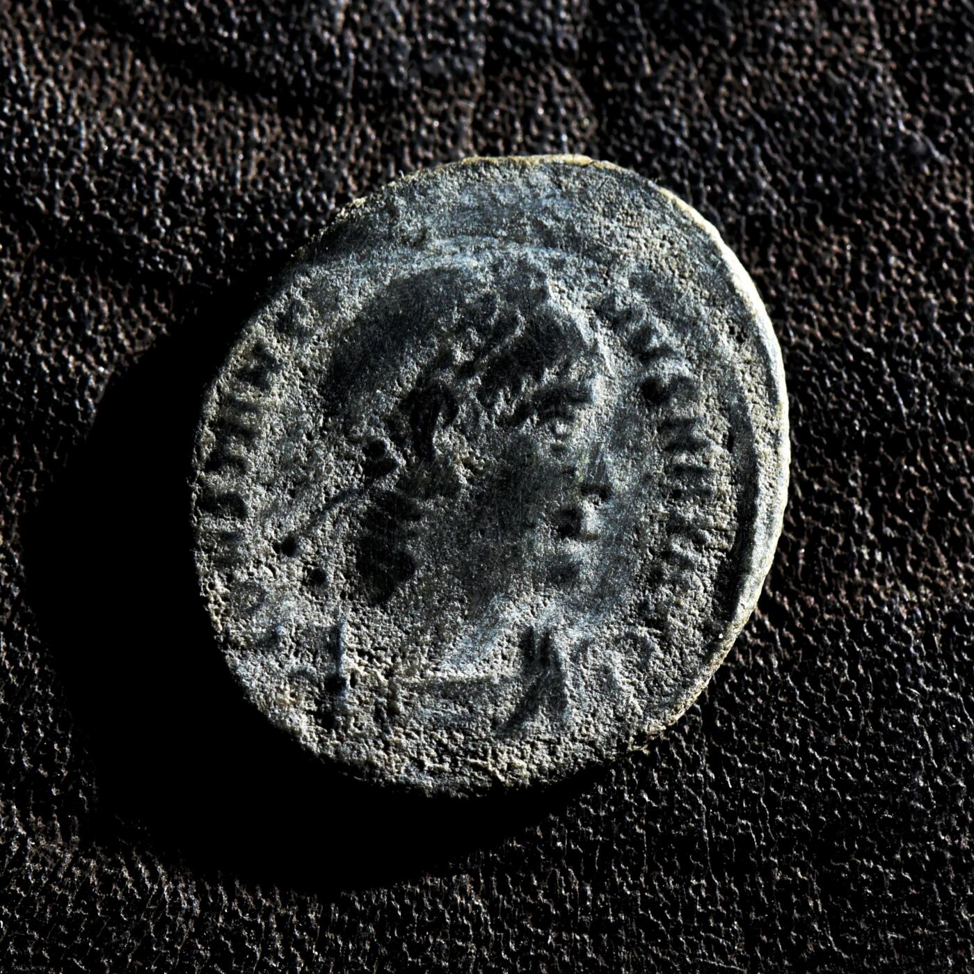 【良泉】第45期【直播场】1月15日晚19.30点开拍！ 208组，西方古代钱币、丝路古珠杂项专场 公元337-340年【古罗马】君士坦丁二世“MAX奥古斯都”头衔“士兵军旗”铜币，尼科墨底亚造币厂打制，1.98克