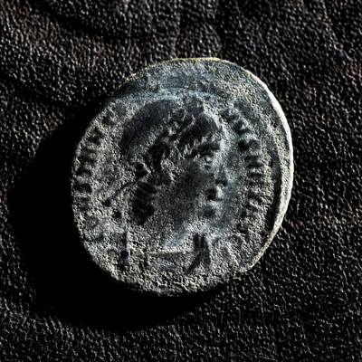 【良泉】第45期【直播场】1月15日晚19.30点开拍！ 208组，西方古代钱币、丝路古珠杂项专场 - 公元337-340年【古罗马】君士坦丁二世“MAX奥古斯都”头衔“士兵军旗”铜币，尼科墨底亚造币厂打制，1.98克