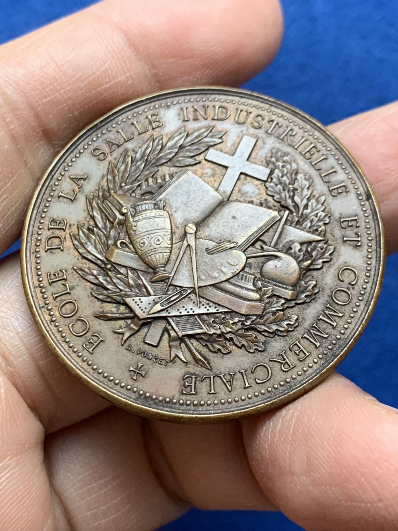 《竞宝斋》第452场 周日，周一 2场连拍 （全场包邮，欢迎送拍） 1908里昂（法国）修士会校友联合会纪念铜章 28.05克 40.8mm