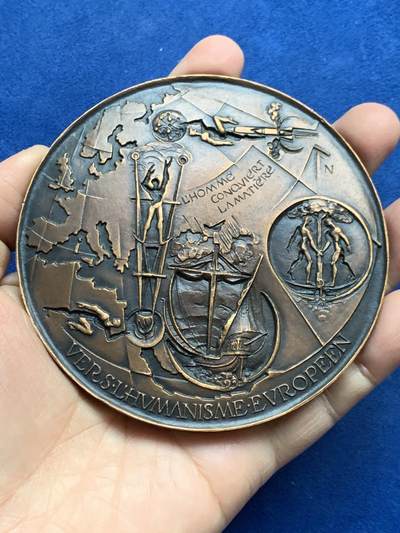 《竞宝斋》第452场 周日，周一 2场连拍 （全场包邮，欢迎送拍） - 名家名作 德梅特尔·阿纳斯塔斯设计 迈向欧洲人文主义 超大号纪念铜章 506.5克，96.5mm，丰饶角铜标，此为原铸章， 市场出现大部分为边铭处带年份的后铸章  正面： 在地球仪上，描绘了宙斯化身为公牛掳走欧罗巴仙女的传说场景；下方圆形图案中为十字架上的基督及其花押字   背面：在欧洲地图上，三位分别代表地下、陆地与太空领域的主宰者。圆形图案中，两人在象征欧洲的树下握手，下方是希望之舟。