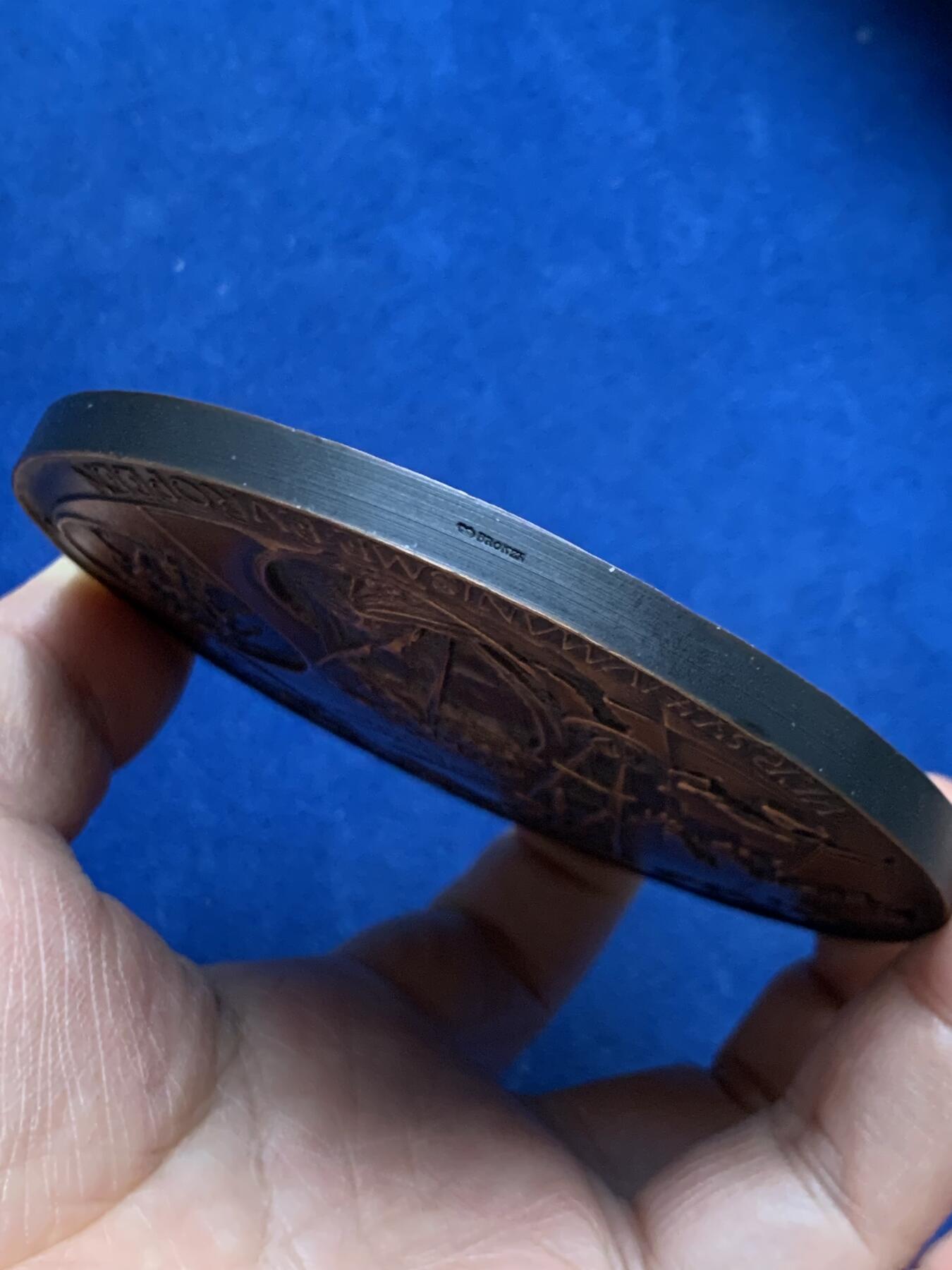 《竞宝斋》第452场 周日，周一 2场连拍 （全场包邮，欢迎送拍） 名家名作 德梅特尔·阿纳斯塔斯设计 迈向欧洲人文主义 超大号纪念铜章 506.5克，96.5mm，丰饶角铜标，此为原铸章， 市场出现大部分为边铭处带年份的后铸章  正面： 在地球仪上，描绘了宙斯化身为公牛掳走欧罗巴仙女的传说场景；下方圆形图案中为十字架上的基督及其花押字   背面：在欧洲地图上，三位分别代表地下、陆地与太空领域的主宰者。圆形图案中，两人在象征欧洲的树下握手，下方是希望之舟。