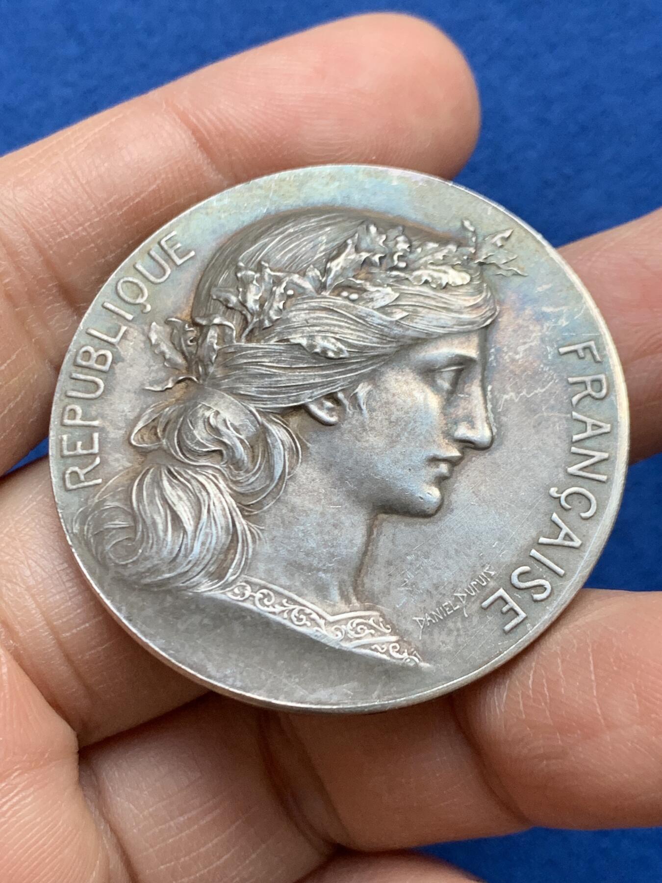 《竞宝斋》第452场 周日，周一 2场连拍 （全场包邮，欢迎送拍） 法国加来海峡省学校图书馆纪念银章 38.5克 41.5mm 丰饶角银标