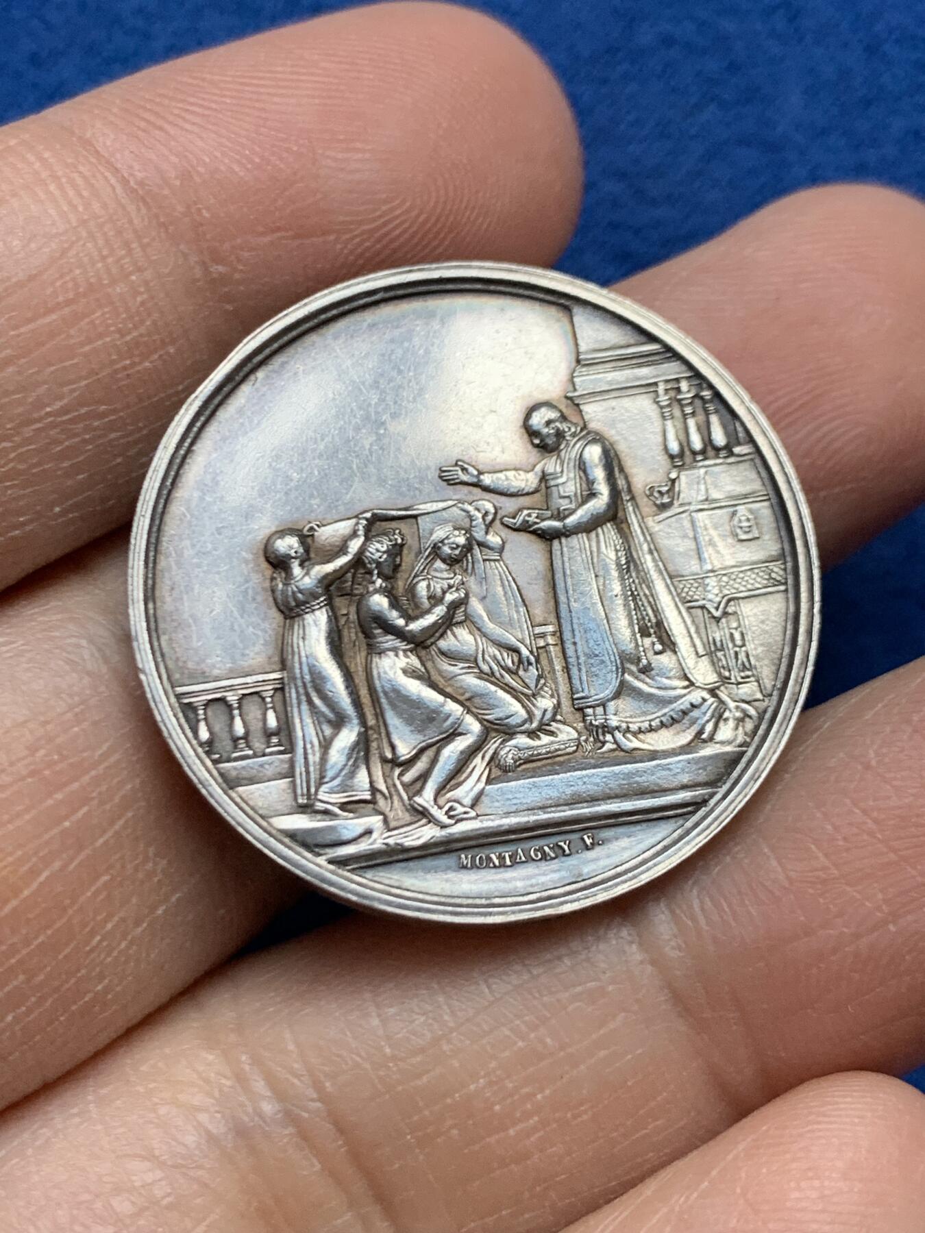 《竞宝斋》第452场 周日，周一 2场连拍 （全场包邮，欢迎送拍） 法国1915年结婚纪念银章 30MM 11.92g 手指银标 