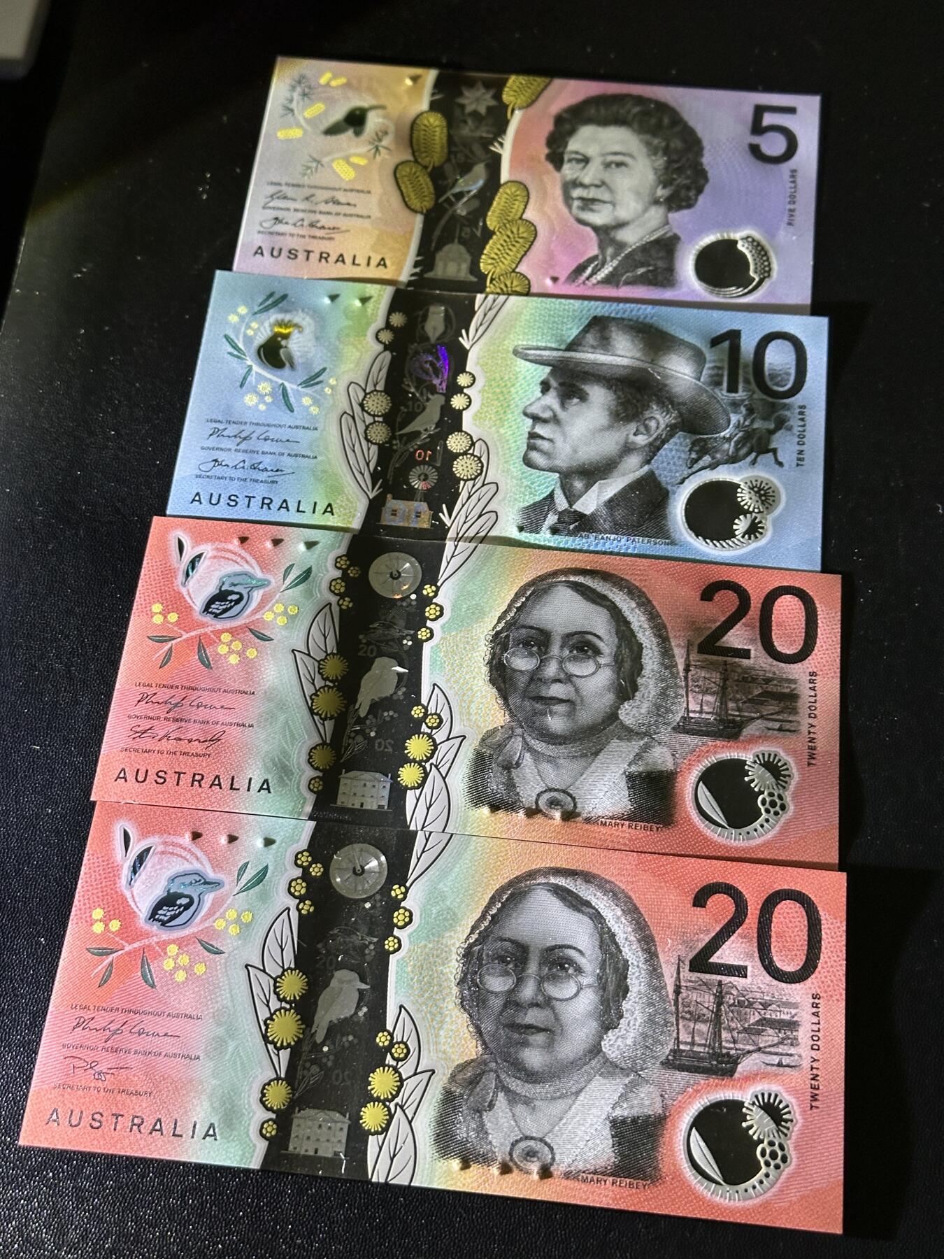 《外钞收藏家》第五百九十八期（2026年新年第一场）（本平台长期征集拍品、欢迎藏友们联系合作） 澳大利亚5、10、20元 四张一起 全新UNC 都是靓号