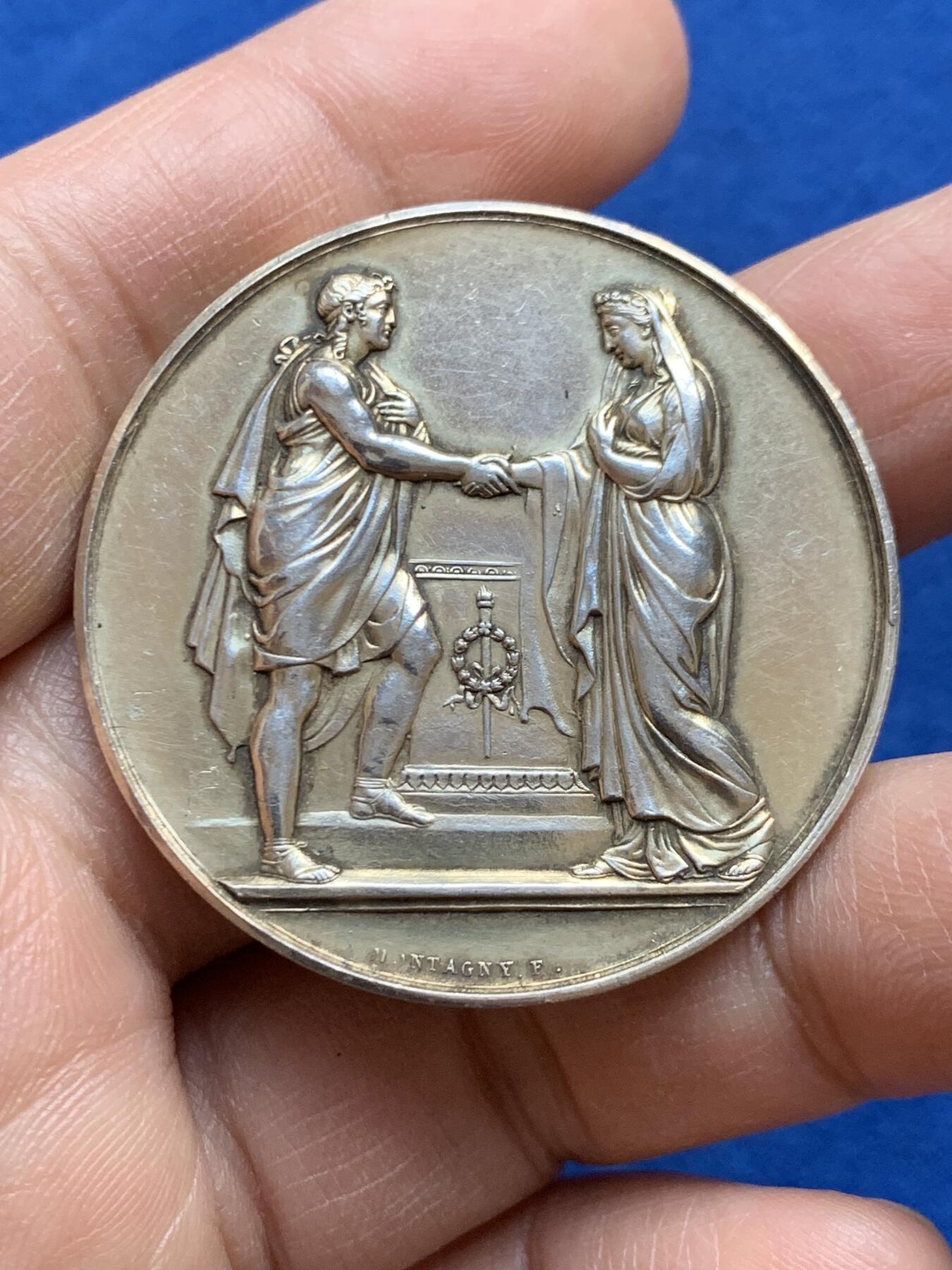 《竞宝斋》第452场 周日，周一 2场连拍 （全场包邮，欢迎送拍） 法国婚礼结婚纪念镀金银章 大版 刻花很漂亮 41.3MM 32.15g 丰饶角银标