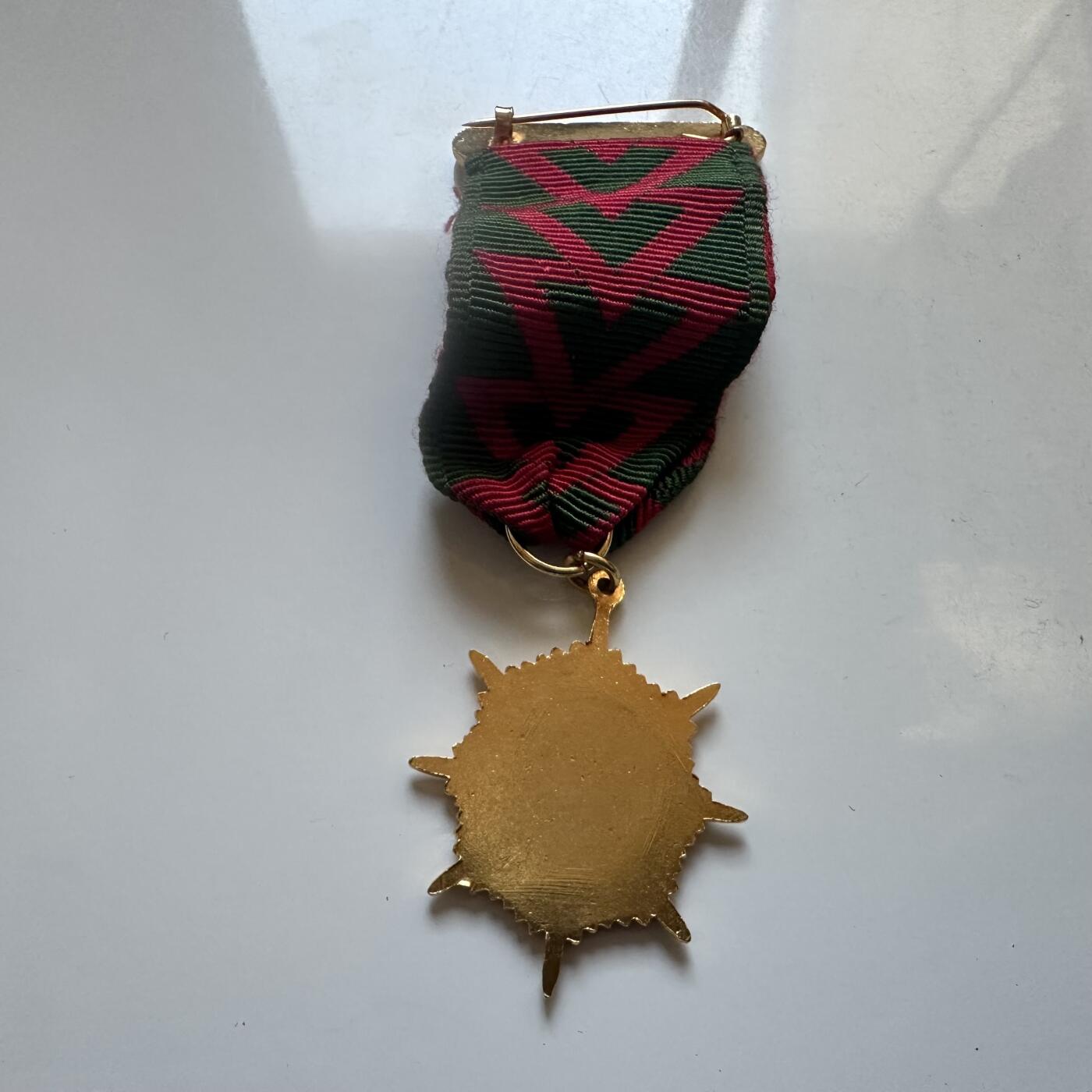 🌹外币初藏🌹🐯2025年第147场  每周二四六晚8️⃣点 接代拍 英国皇家事故预防协会1976年颁发的10年安全驾驶竞赛奖章 黄铜配红珐琅