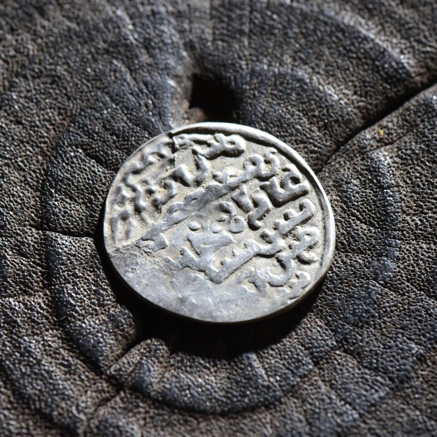 【良泉】第45期【直播场】1月15日晚19.30点开拍！ 208组，西方古代钱币、丝路古珠杂项专场 【小面值】公元1295-1304年【蒙古】伊尔汗国，合赞汗“三体文”双第尔汗小银币，1.29克