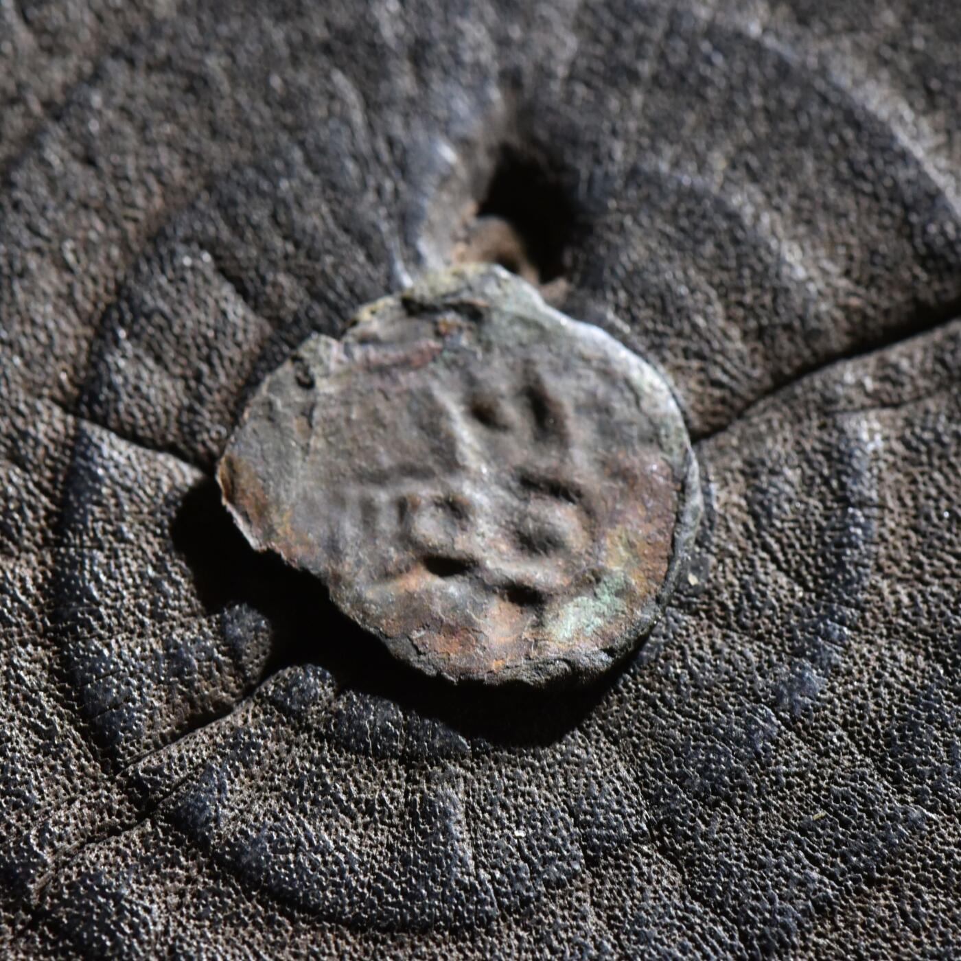 【良泉】第45期【直播场】1月15日晚19.30点开拍！ 208组，西方古代钱币、丝路古珠杂项专场 公元 195-230年【古印度】巴克特里亚地区的柔然人模仿贵霜钱币样式打制的小铜币，0.68克