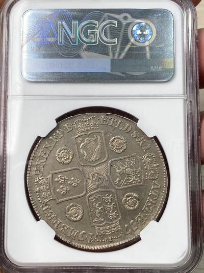 万国钱币拍卖第058期（万国新年大拍） NGC MS62 1741英国乔治二世玫瑰克朗 英国克朗系列中的大名誉品种 早期青年版头像 来自十八世纪中期的巅峰工艺 深峻的打制让你不会错过任何一个高点细节 玫瑰与纹章的设计在双面香槟金彩的加持下尽显雍容 不同错过的顶级收藏品质