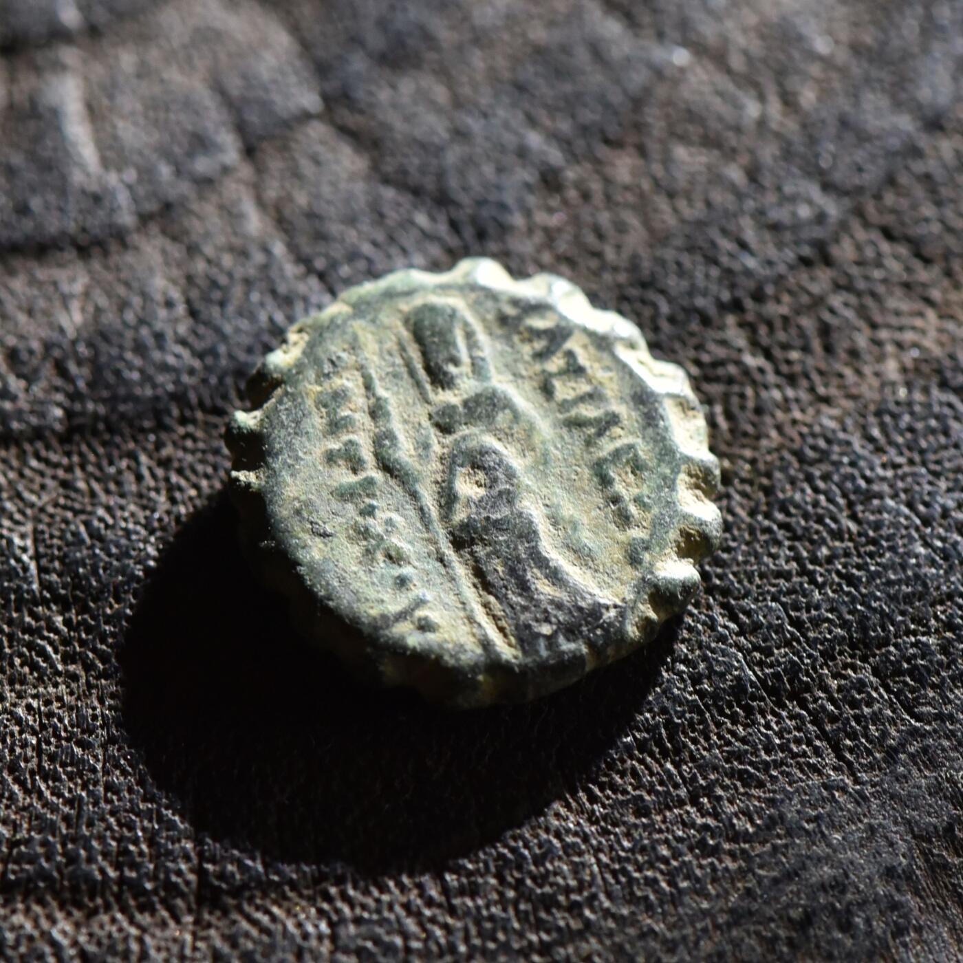 【良泉】第45期【直播场】1月15日晚19.30点开拍！ 208组，西方古代钱币、丝路古珠杂项专场 公元前175-164年【古希腊】【塞琉古帝国】安条克四世，阿克-托勒迈斯造币厂齿状边小铜币，女性神祇蒙面，手持权杖和芦苇（？）2.2克