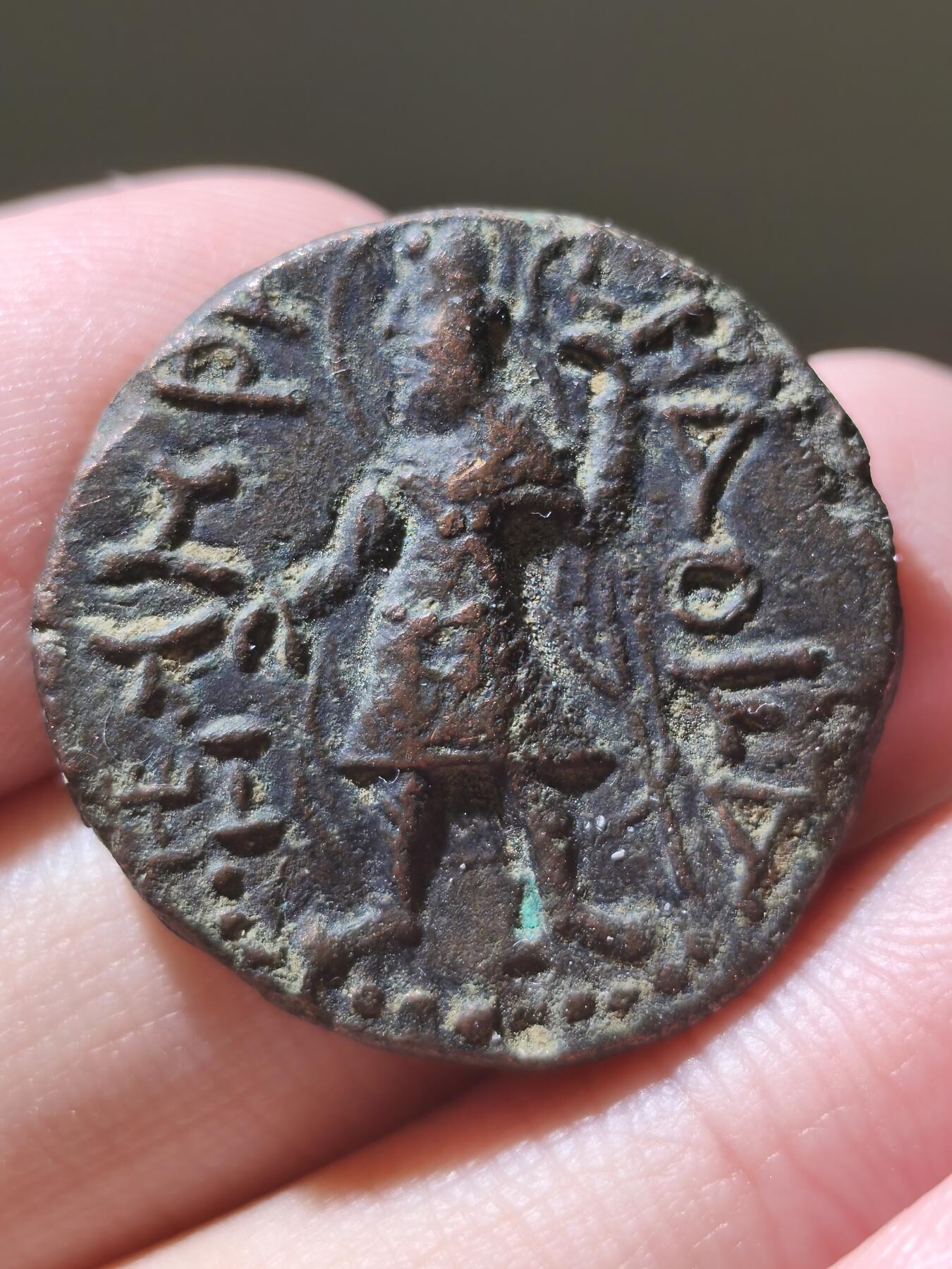 星盘世界钱币2026一月十日新年古典精品大拍 精彩纷呈 非常罕见！贵霜帝国巴克特里亚伽尼色迦一世大铜币14.9g，背风神，副厂巴克特里亚造币厂非常稀少，气质很特殊，一眼就能看出区别，铭文十分清晰，馆藏级精品